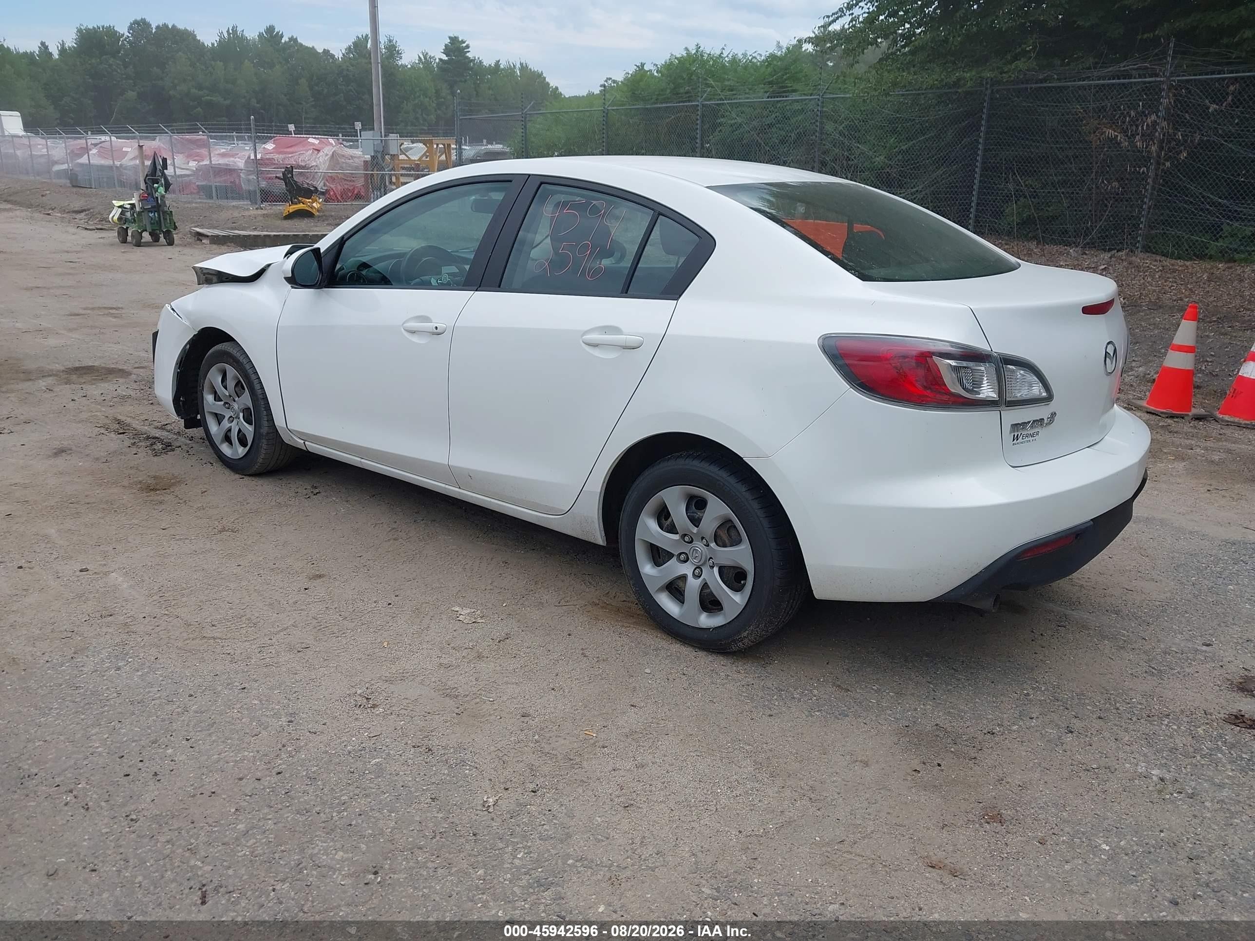 2011 Mazda Mazda3 I Sport White vin: JM1BL1UG9B1464155