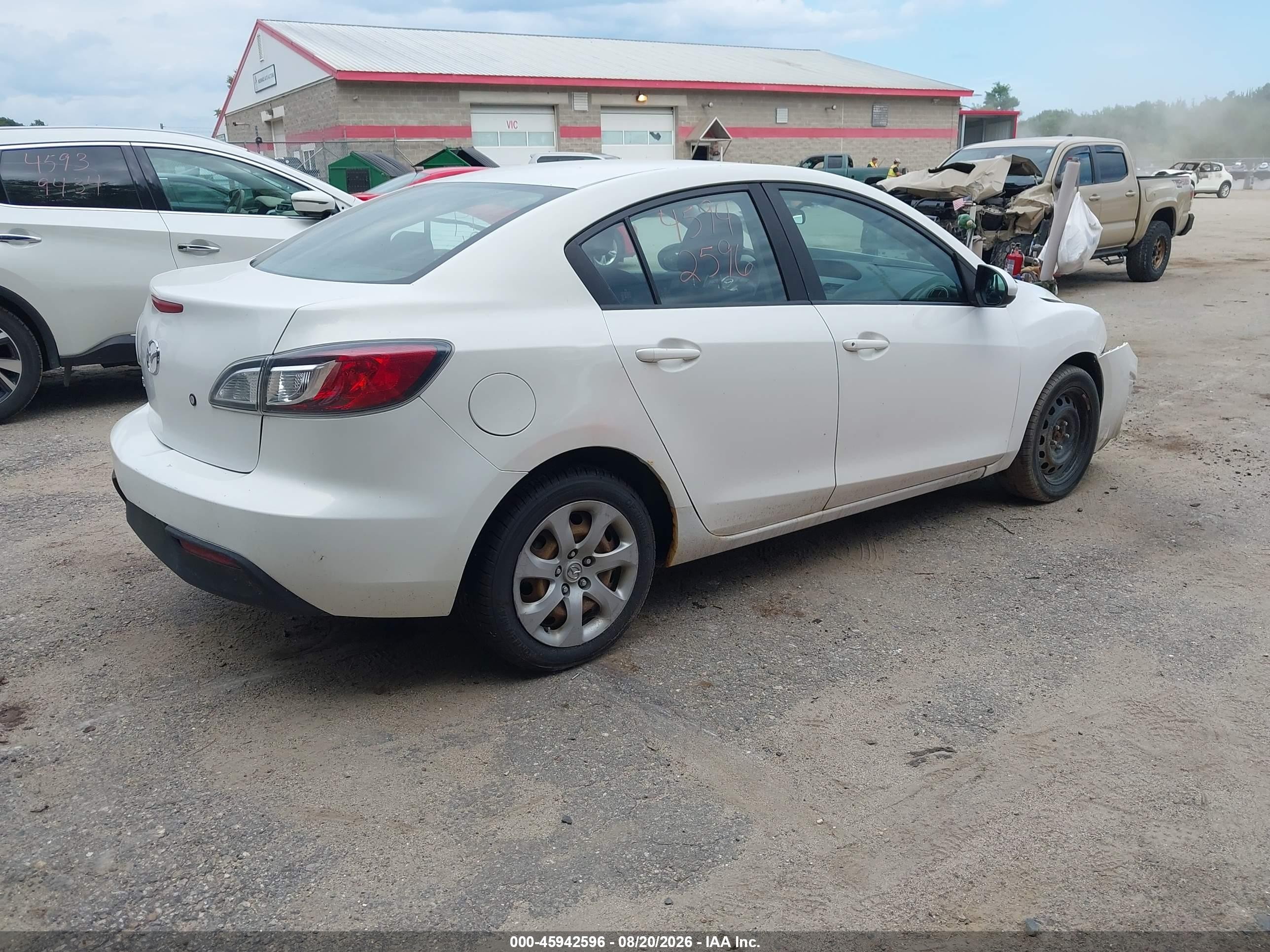2011 Mazda Mazda3 I Sport White vin: JM1BL1UG9B1464155