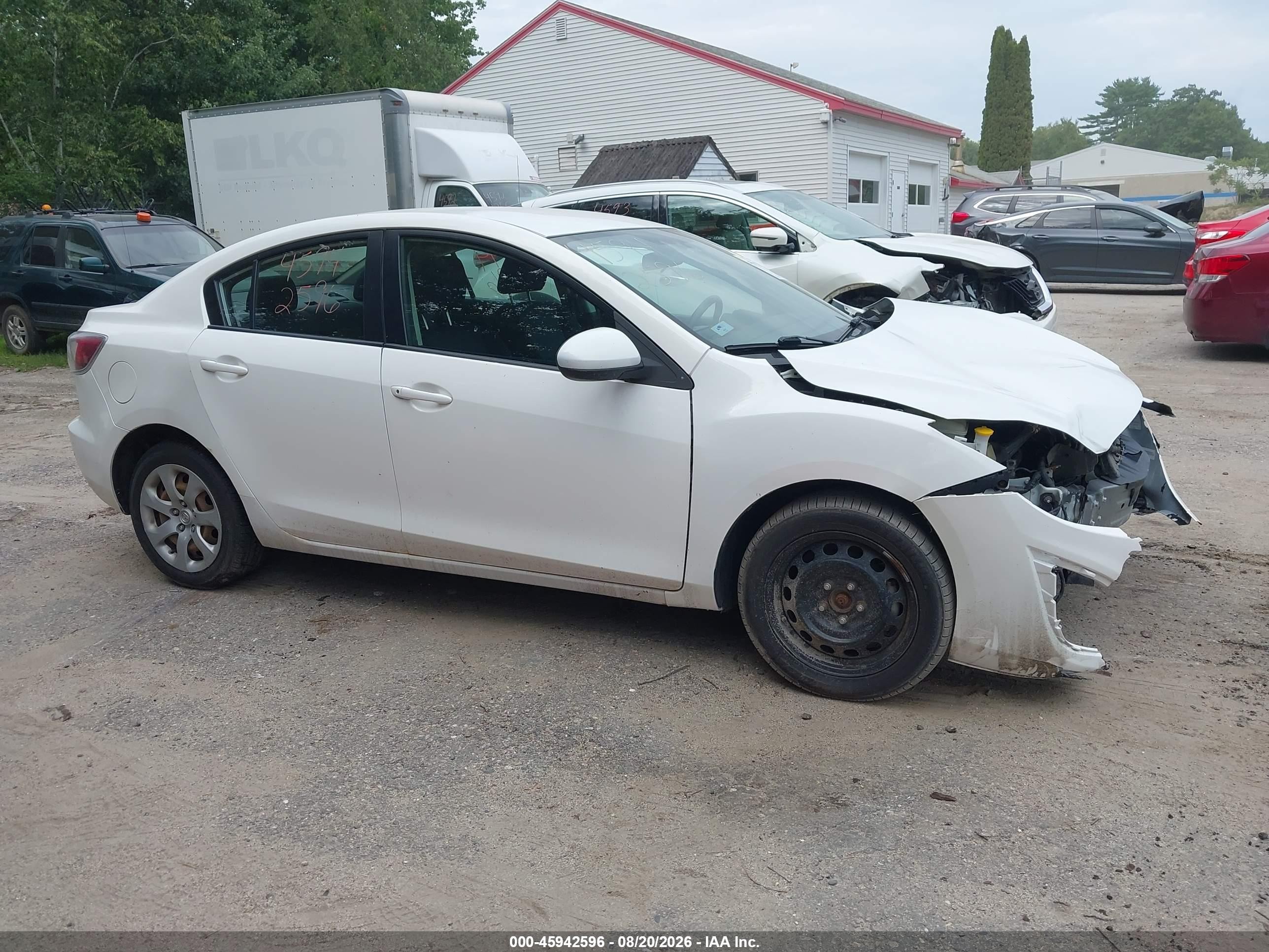 2011 Mazda Mazda3 I Sport White vin: JM1BL1UG9B1464155