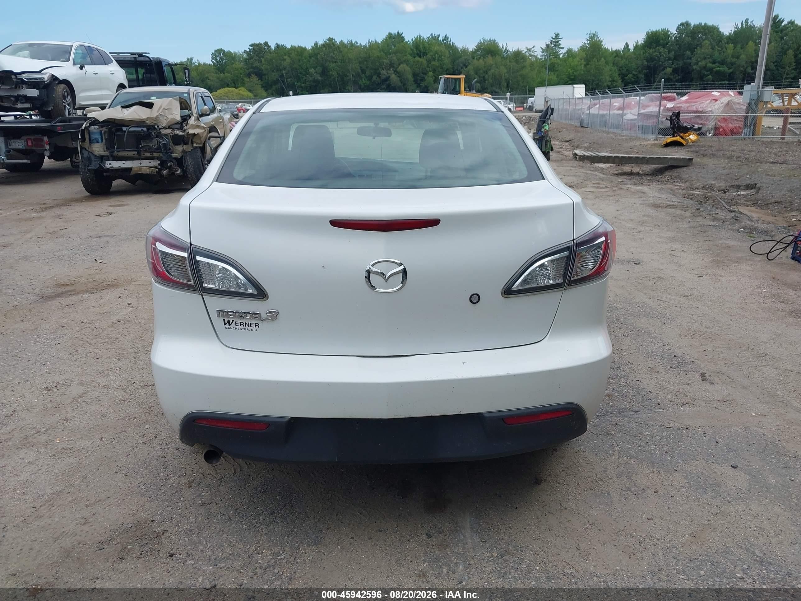 2011 Mazda Mazda3 I Sport White vin: JM1BL1UG9B1464155