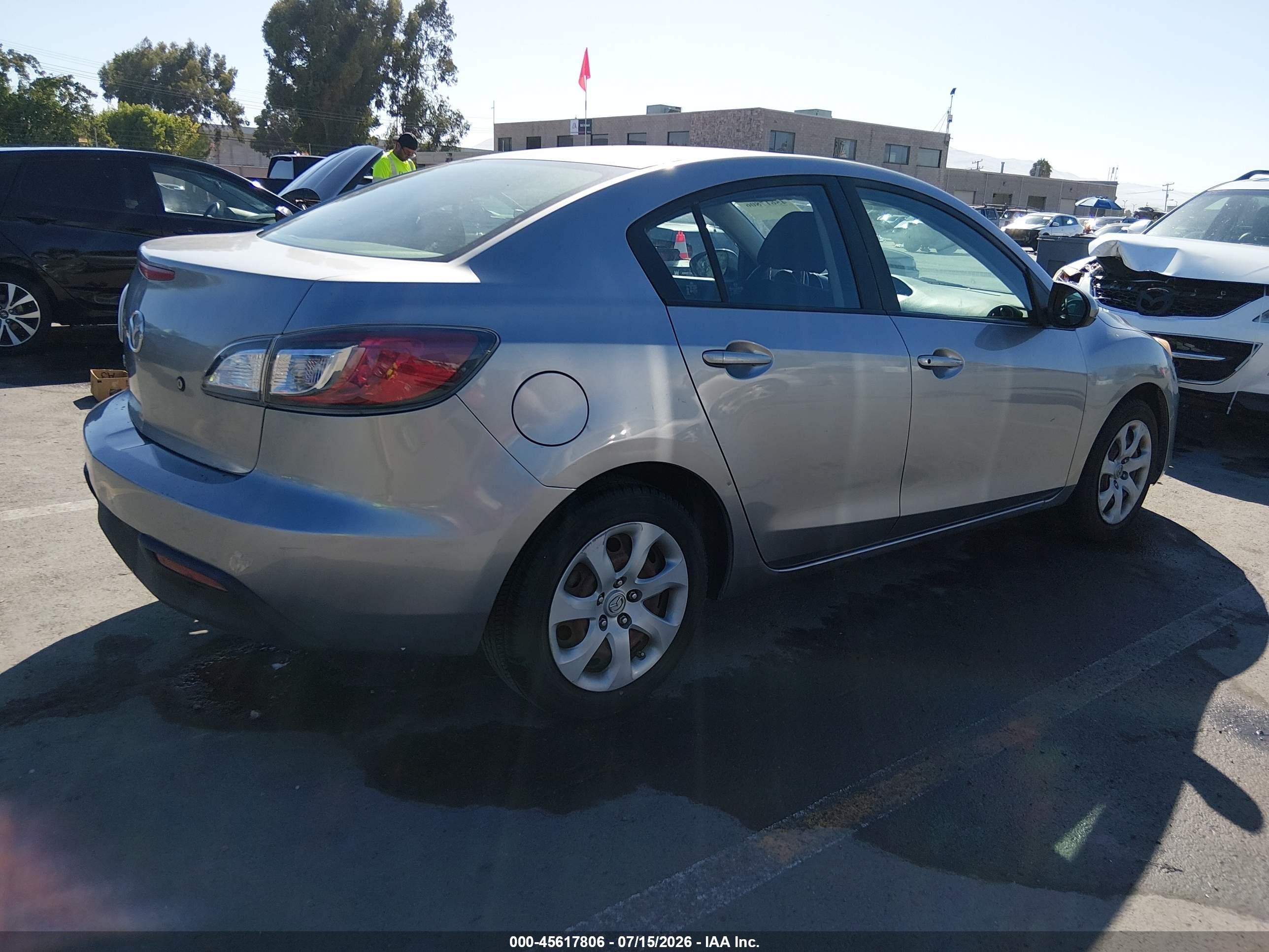 2011 Mazda Mazda3 I Sport Silver vin: JM1BL1UGXB1408502
