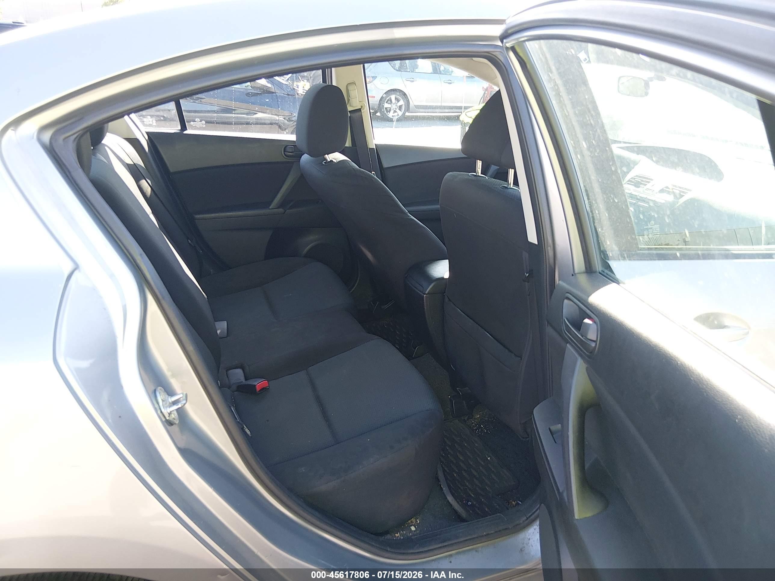 2011 Mazda Mazda3 I Sport Silver vin: JM1BL1UGXB1408502