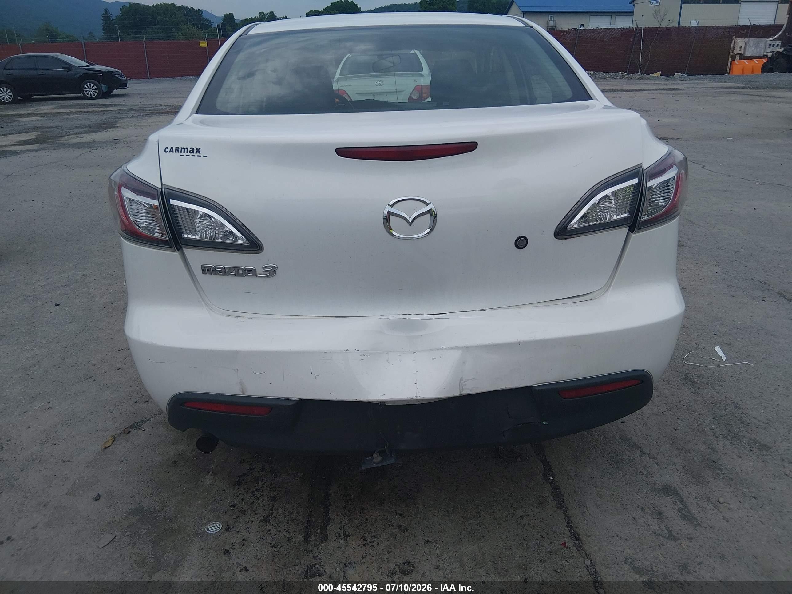 2011 Mazda Mazda3 I Sport White vin: JM1BL1UGXB1476427