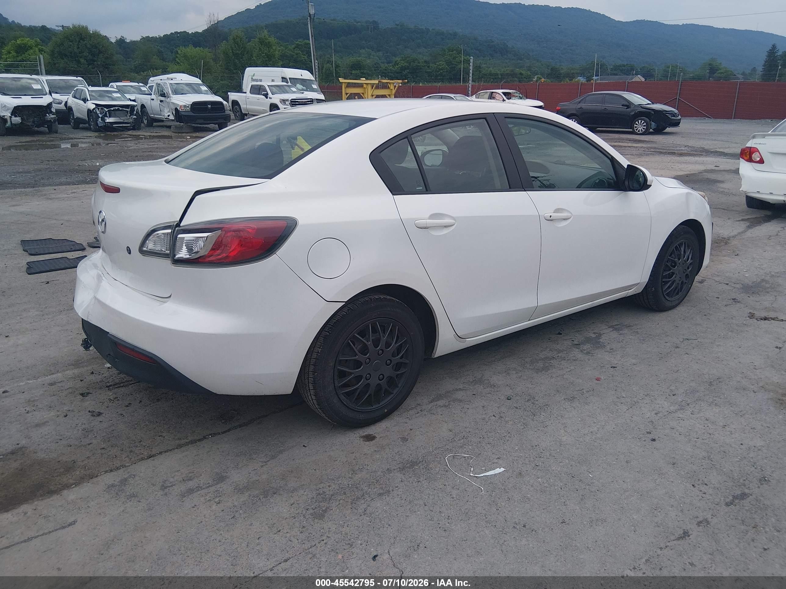 2011 Mazda Mazda3 I Sport White vin: JM1BL1UGXB1476427
