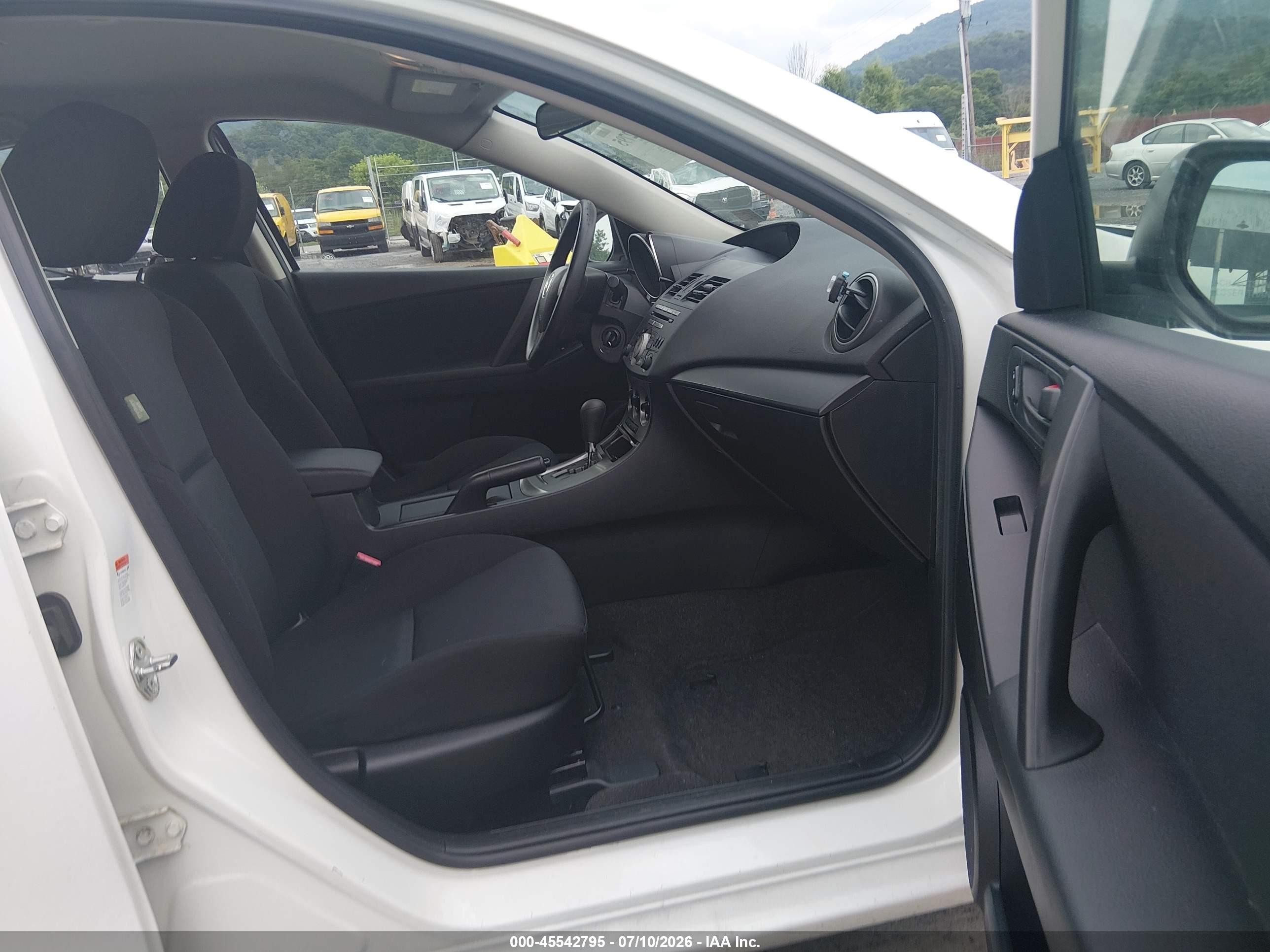 2011 Mazda Mazda3 I Sport White vin: JM1BL1UGXB1476427
