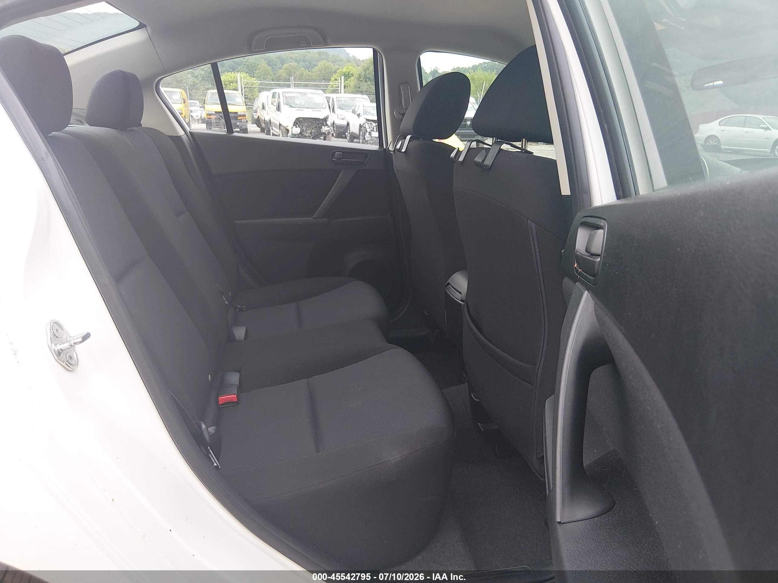 2011 Mazda Mazda3 I Sport White vin: JM1BL1UGXB1476427