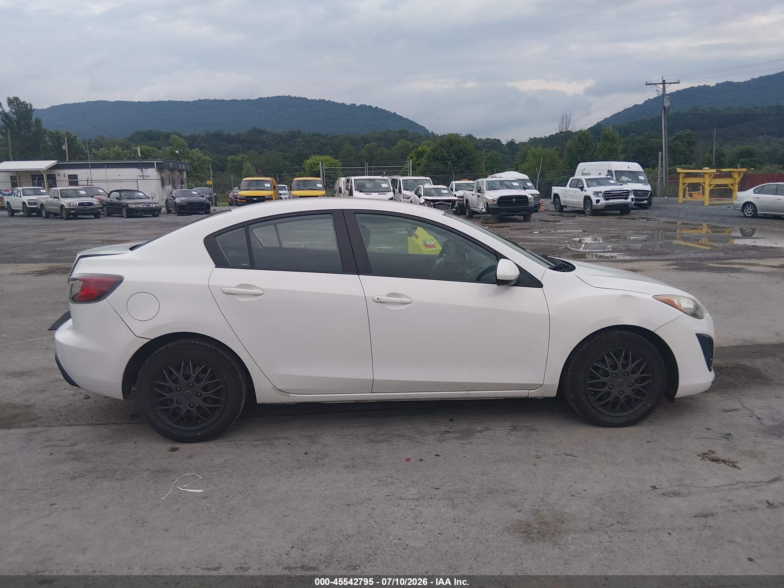 2011 Mazda Mazda3 I Sport White vin: JM1BL1UGXB1476427