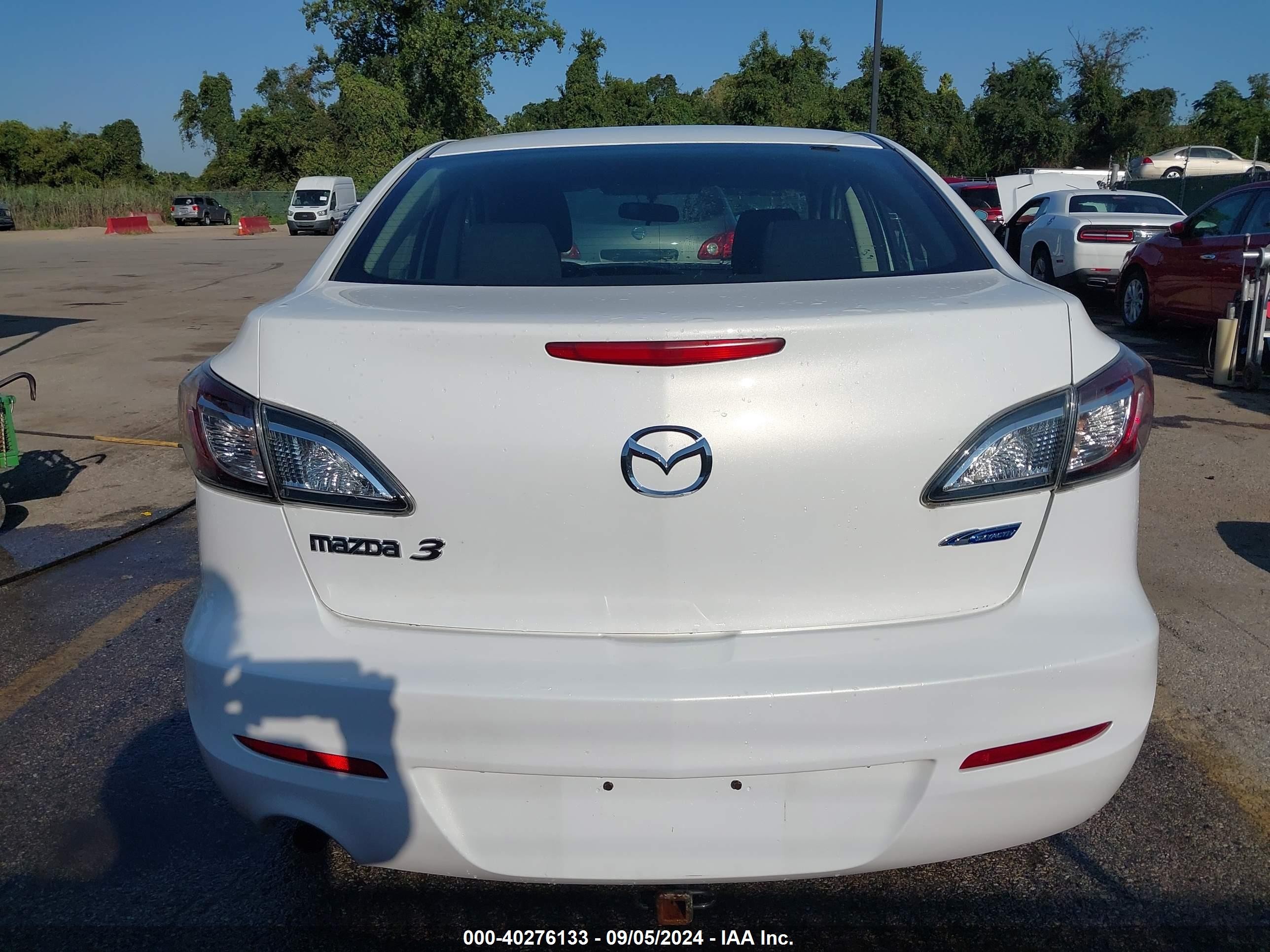 2013 Mazda Mazda3 I Sport White vin: JM1BL1UP0D1851504