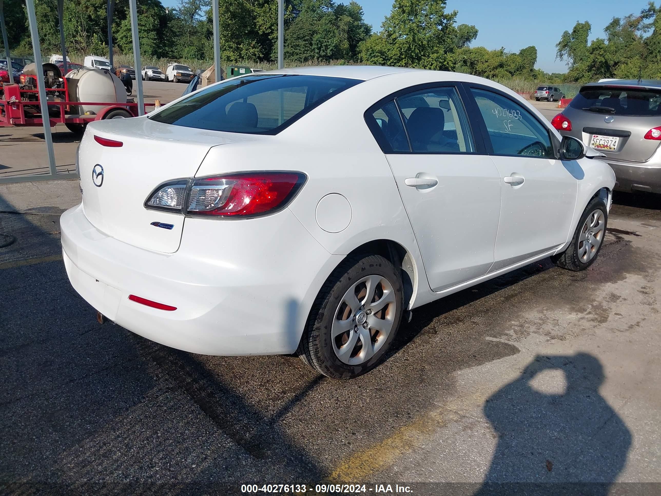 2013 Mazda Mazda3 I Sport White vin: JM1BL1UP0D1851504