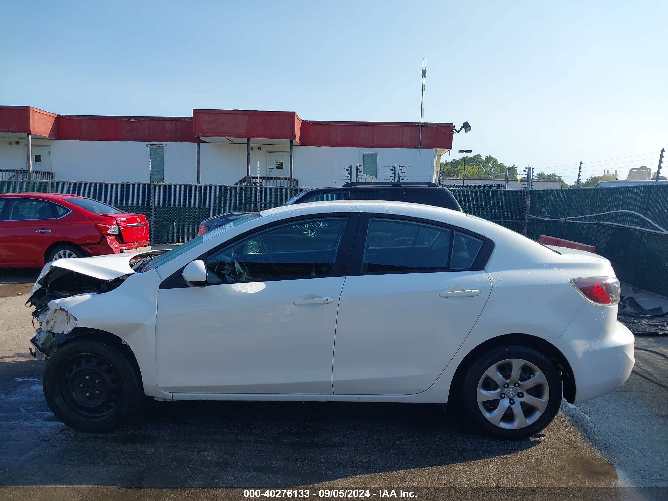 2013 Mazda Mazda3 I Sport White vin: JM1BL1UP0D1851504