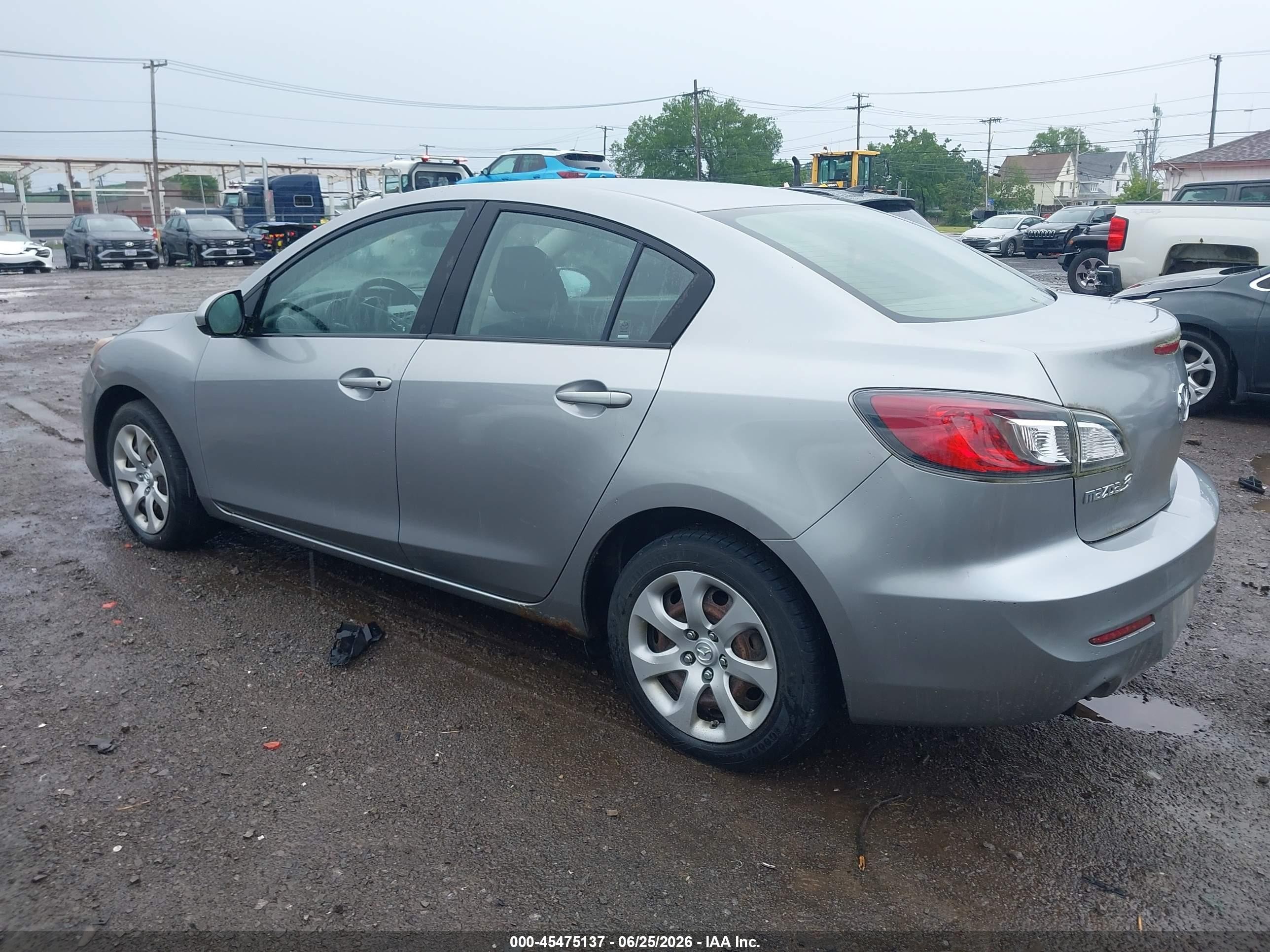2013 Mazda Mazda3 I Sport Silver vin: JM1BL1UP3D1851772