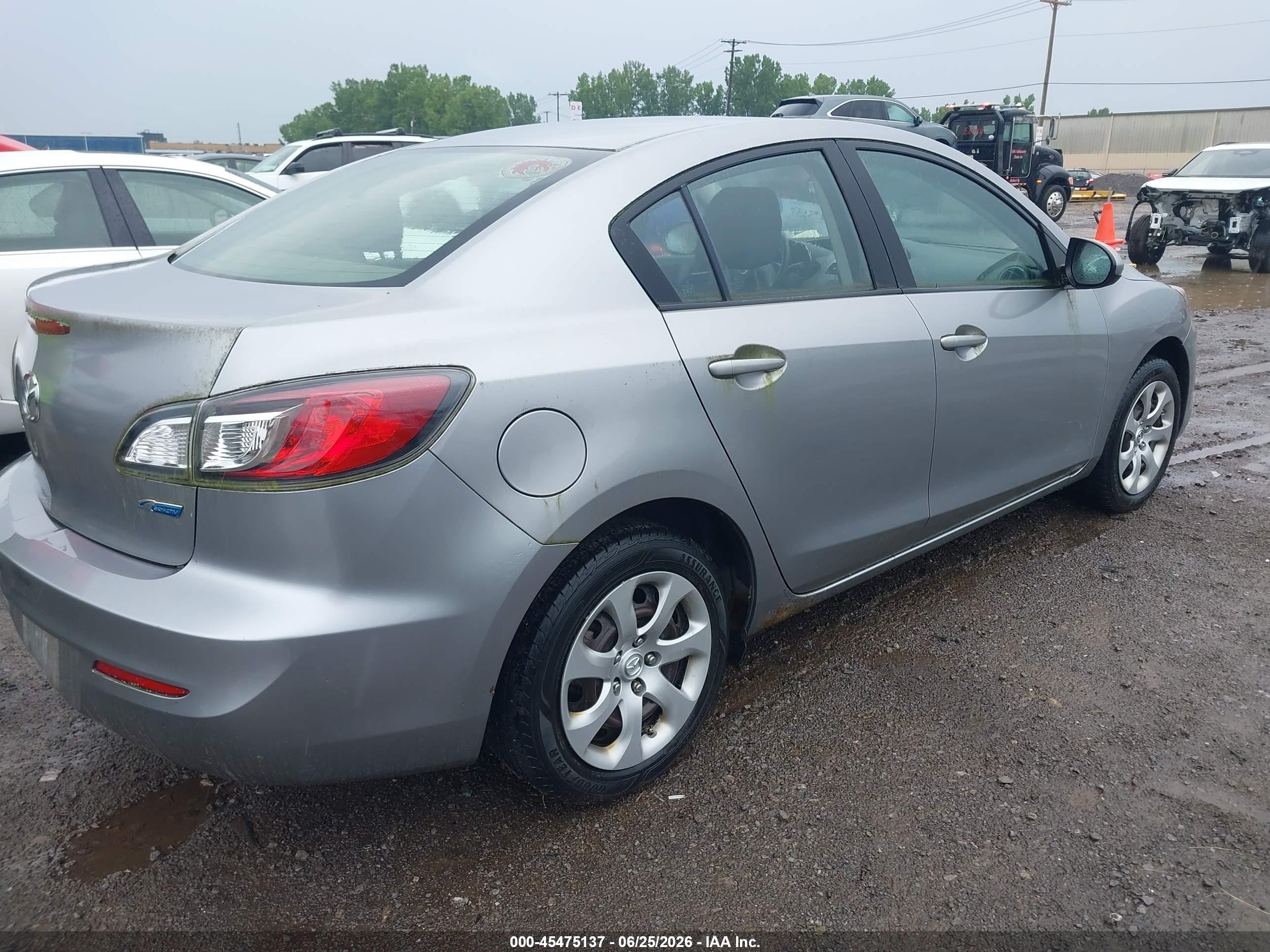 2013 Mazda Mazda3 I Sport Silver vin: JM1BL1UP3D1851772