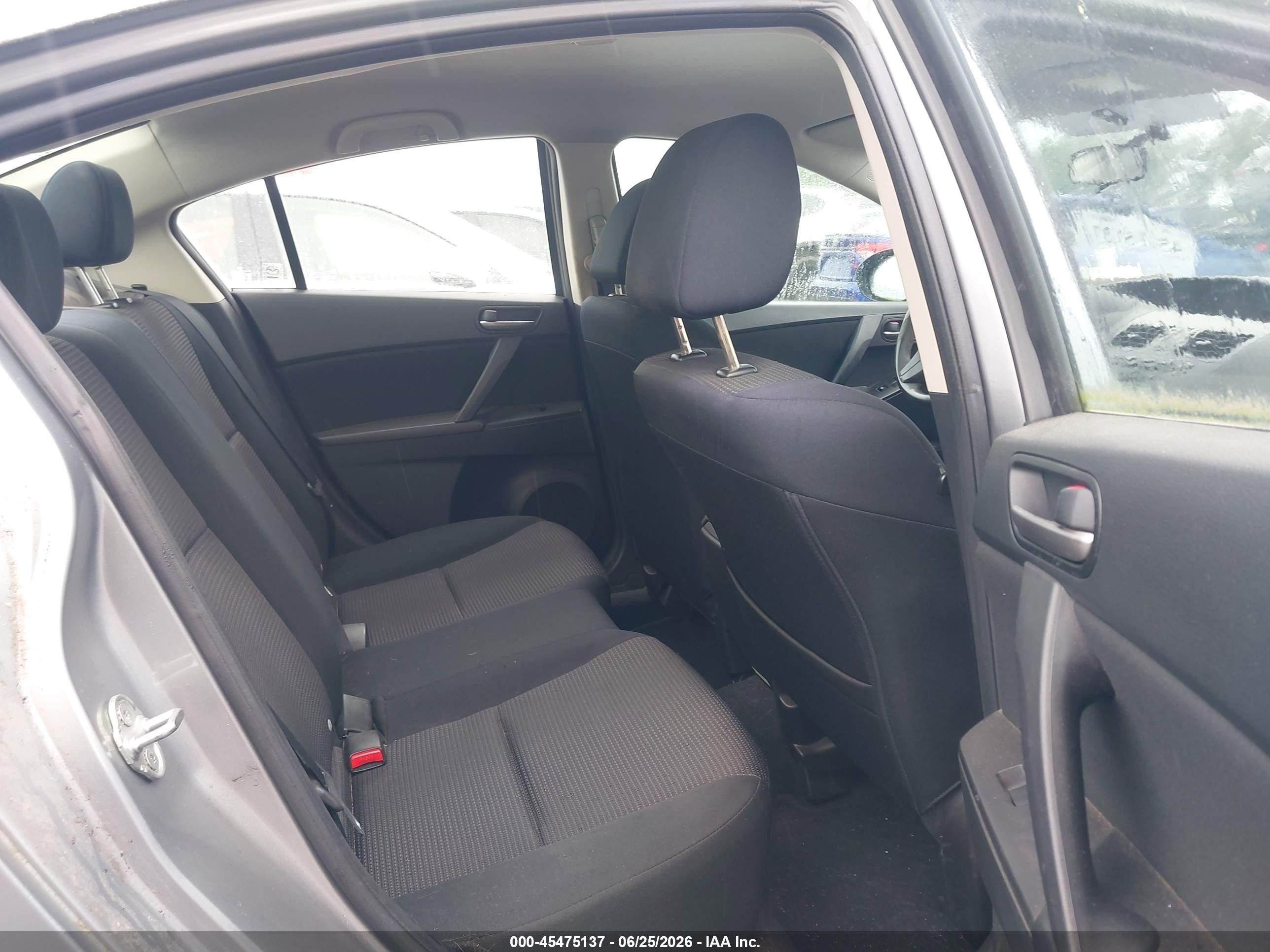 2013 Mazda Mazda3 I Sport Silver vin: JM1BL1UP3D1851772