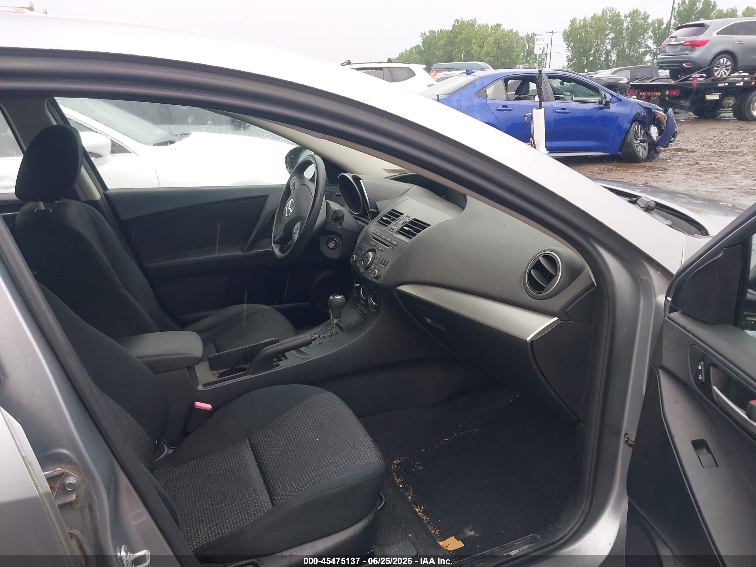 2013 Mazda Mazda3 I Sport Silver vin: JM1BL1UP3D1851772