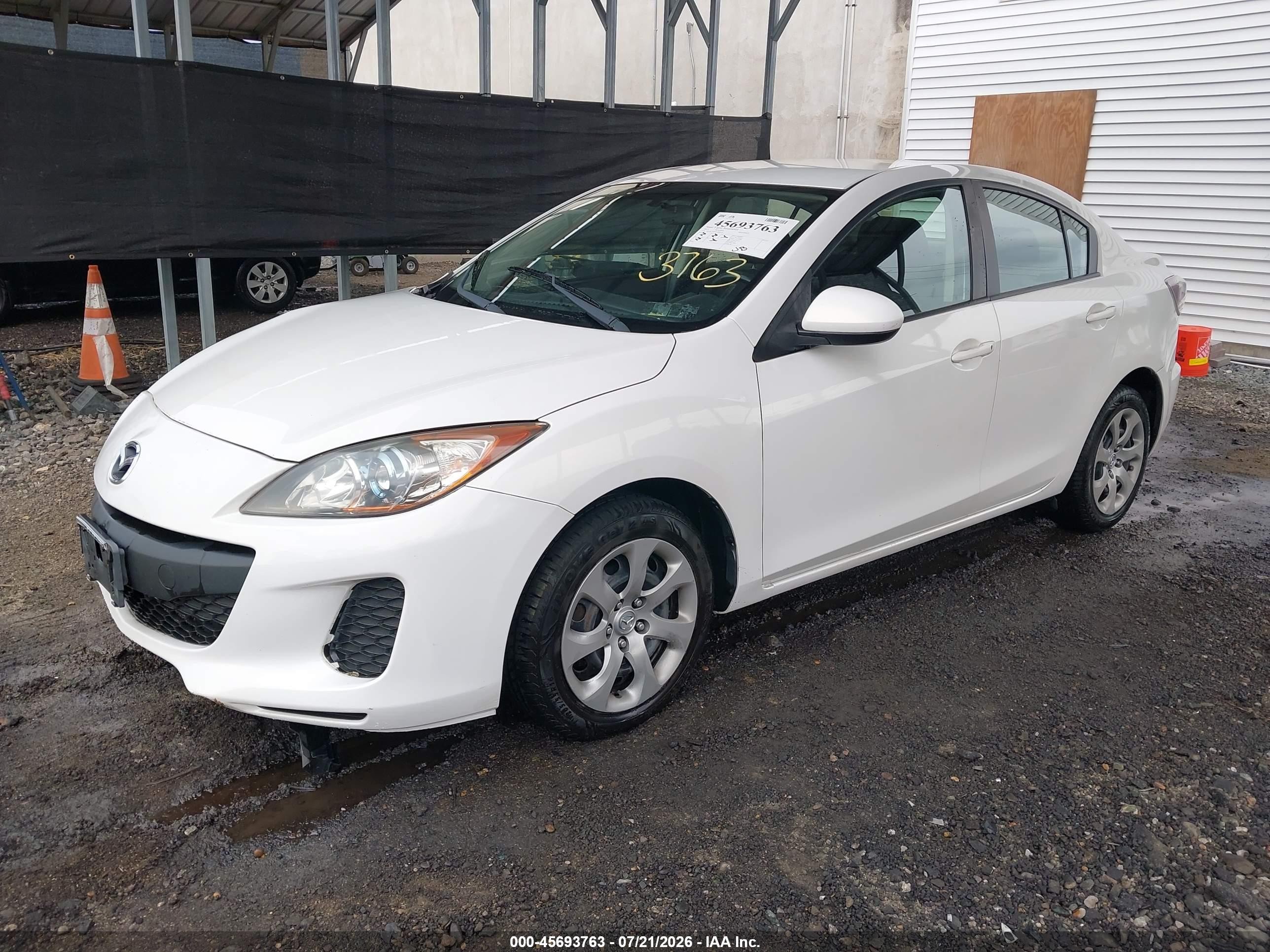 2013 Mazda Mazda3 I Sport White vin: JM1BL1UP5D1800614