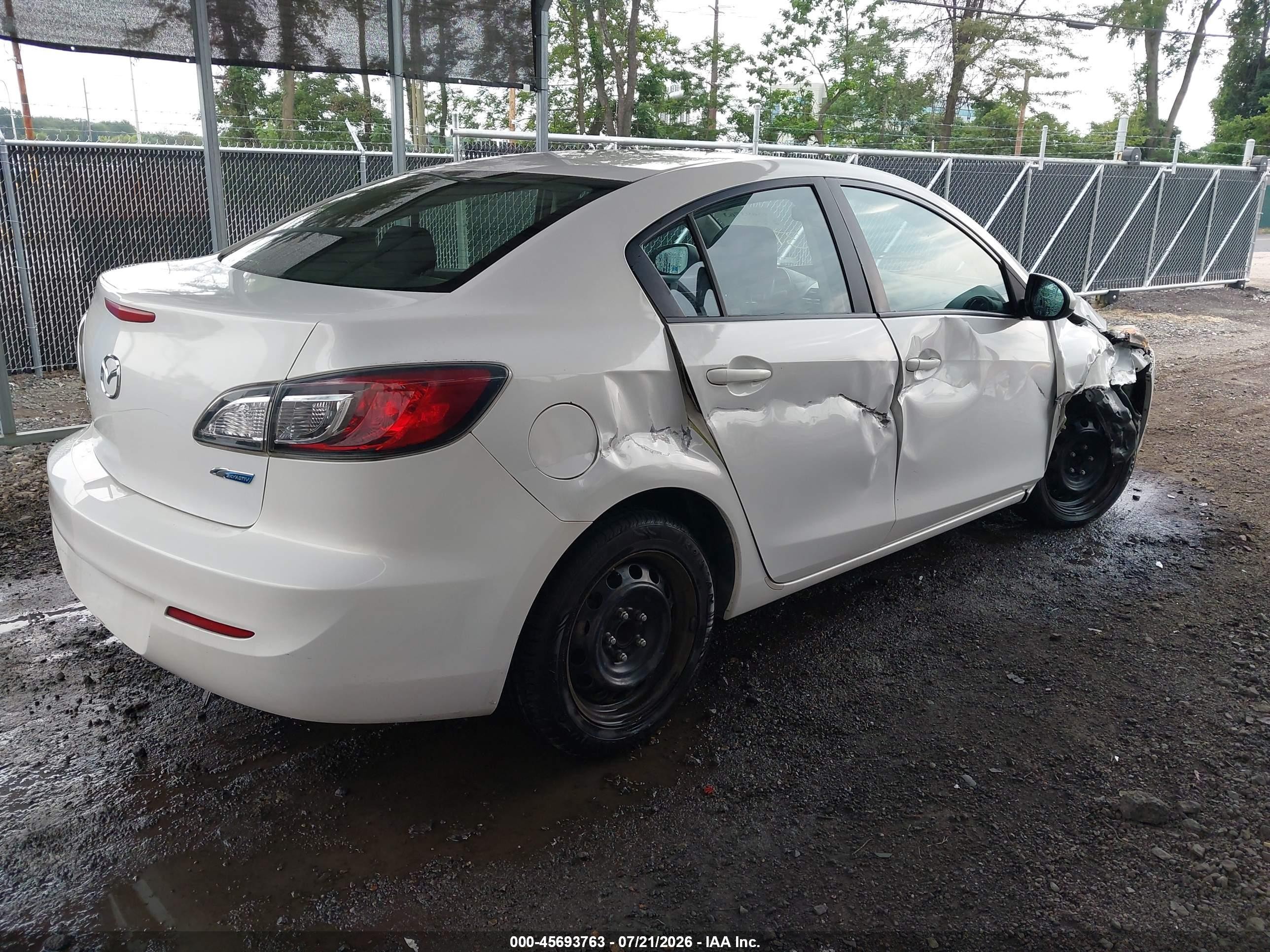 2013 Mazda Mazda3 I Sport White vin: JM1BL1UP5D1800614