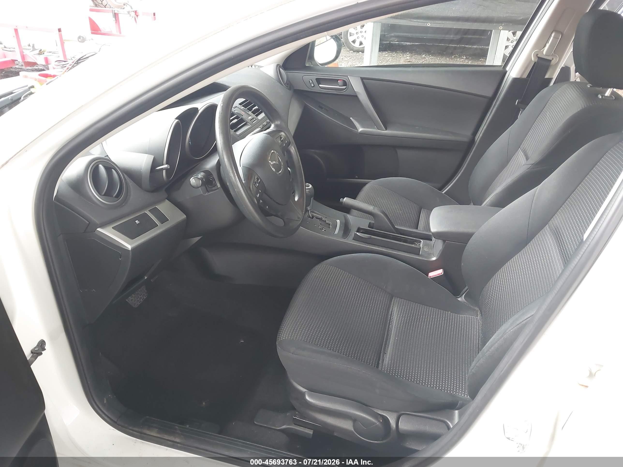 2013 Mazda Mazda3 I Sport White vin: JM1BL1UP5D1800614