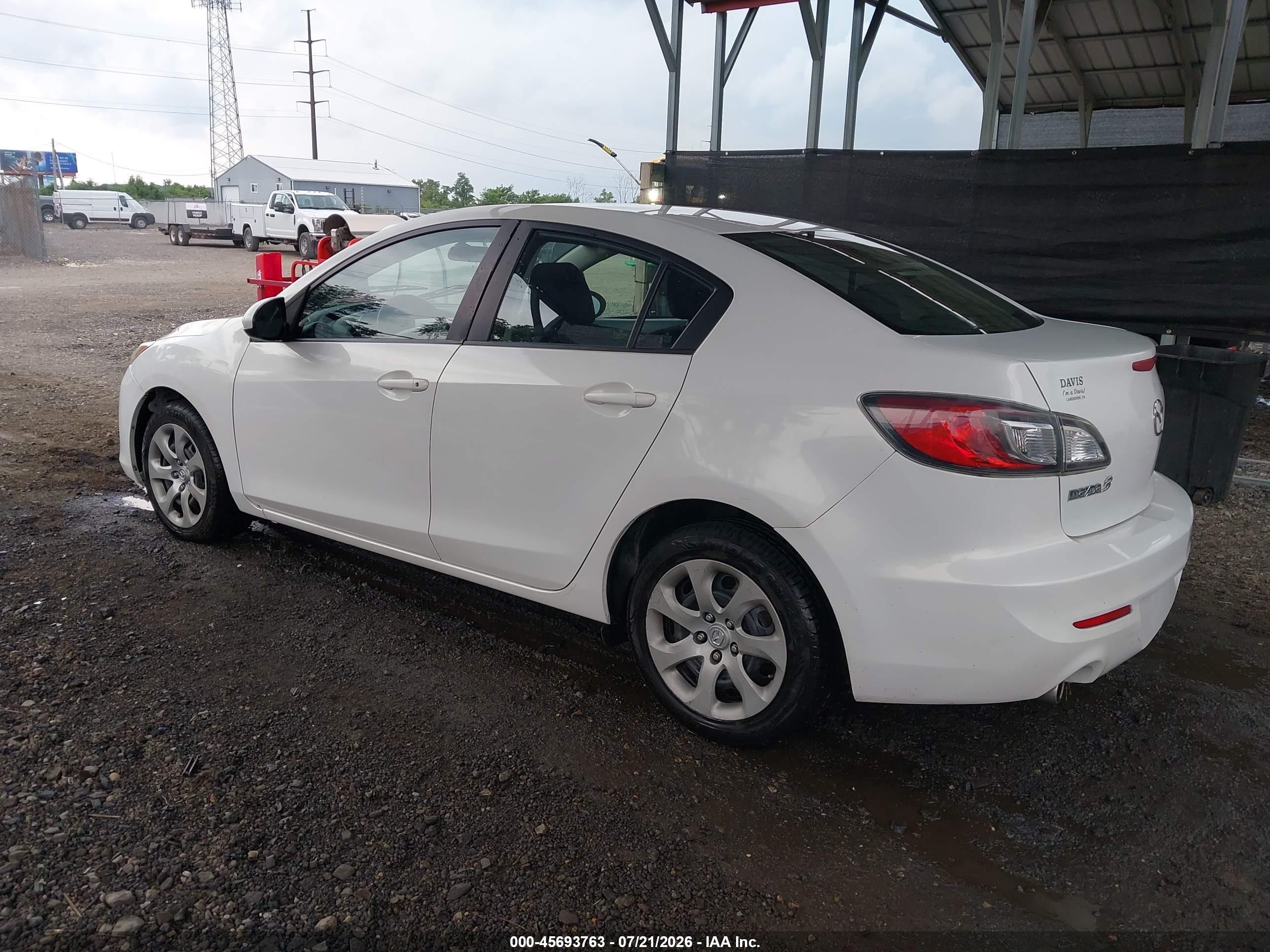 2013 Mazda Mazda3 I Sport White vin: JM1BL1UP5D1800614