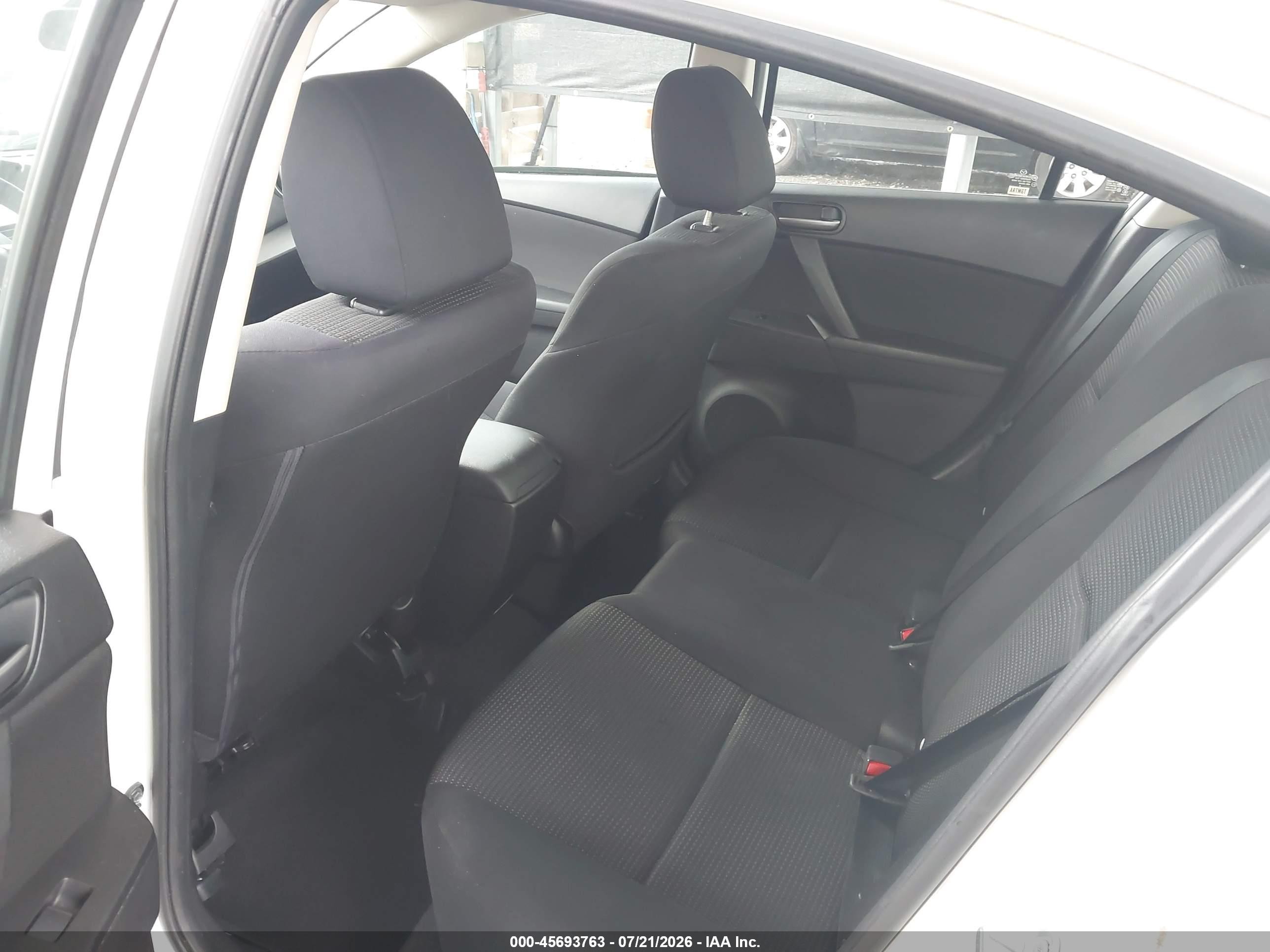2013 Mazda Mazda3 I Sport White vin: JM1BL1UP5D1800614