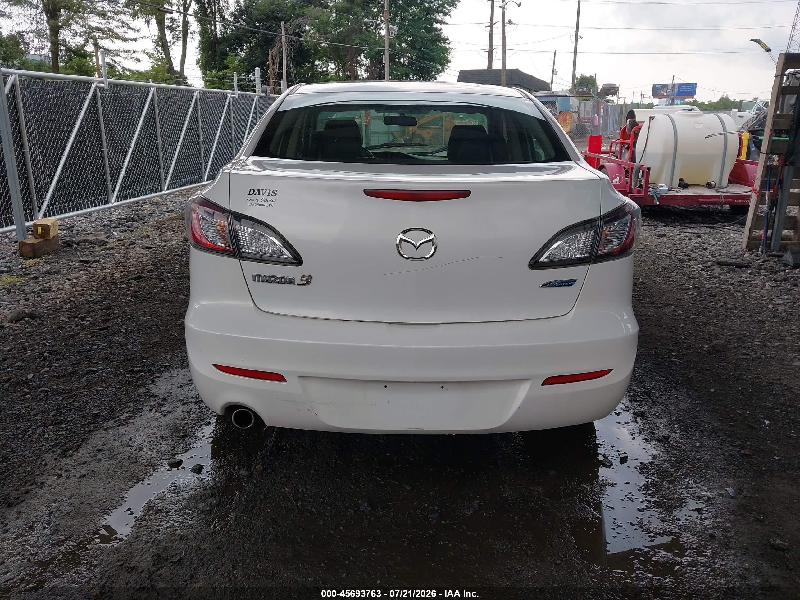 2013 Mazda Mazda3 I Sport White vin: JM1BL1UP5D1800614