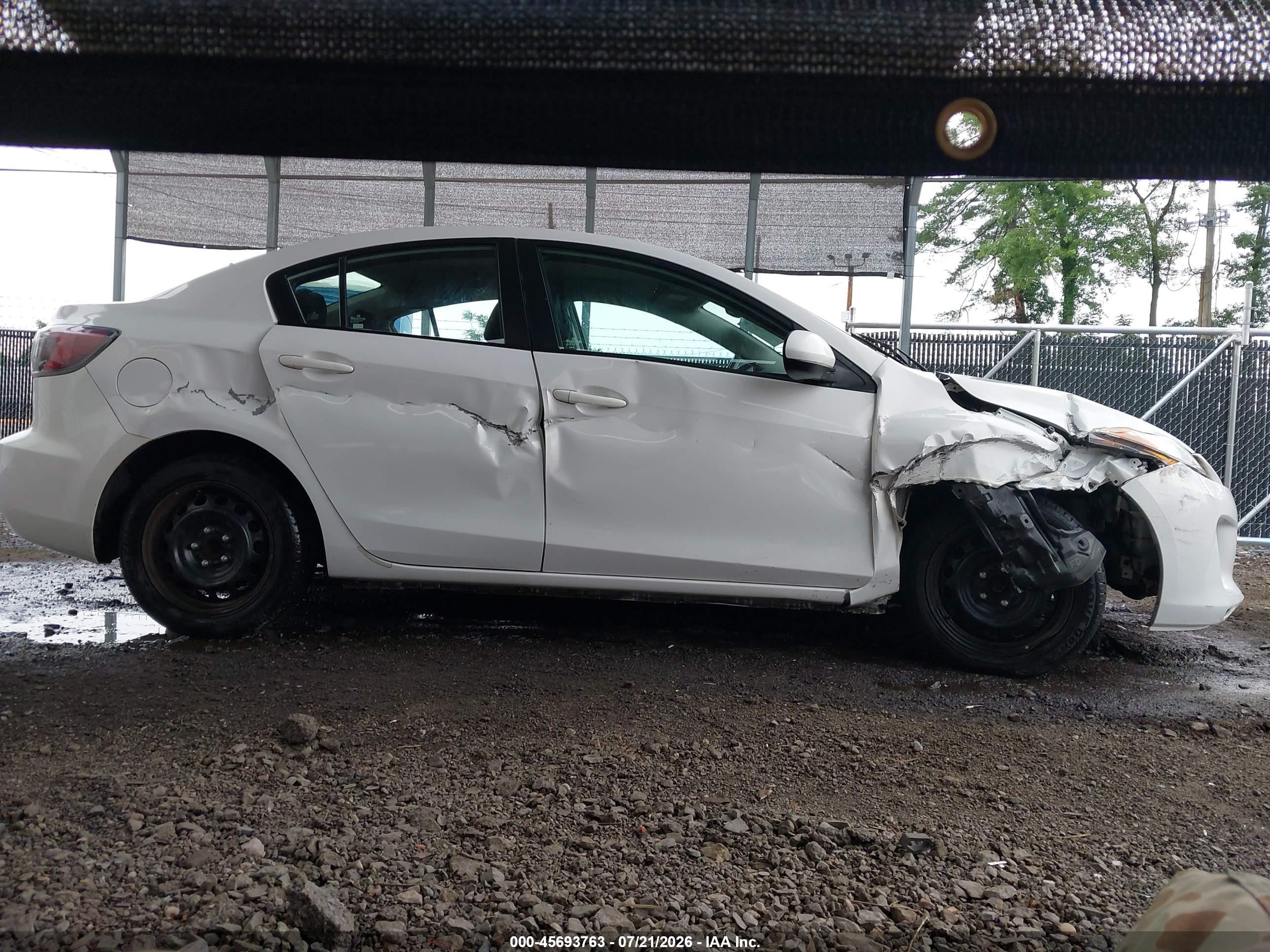 2013 Mazda Mazda3 I Sport White vin: JM1BL1UP5D1800614
