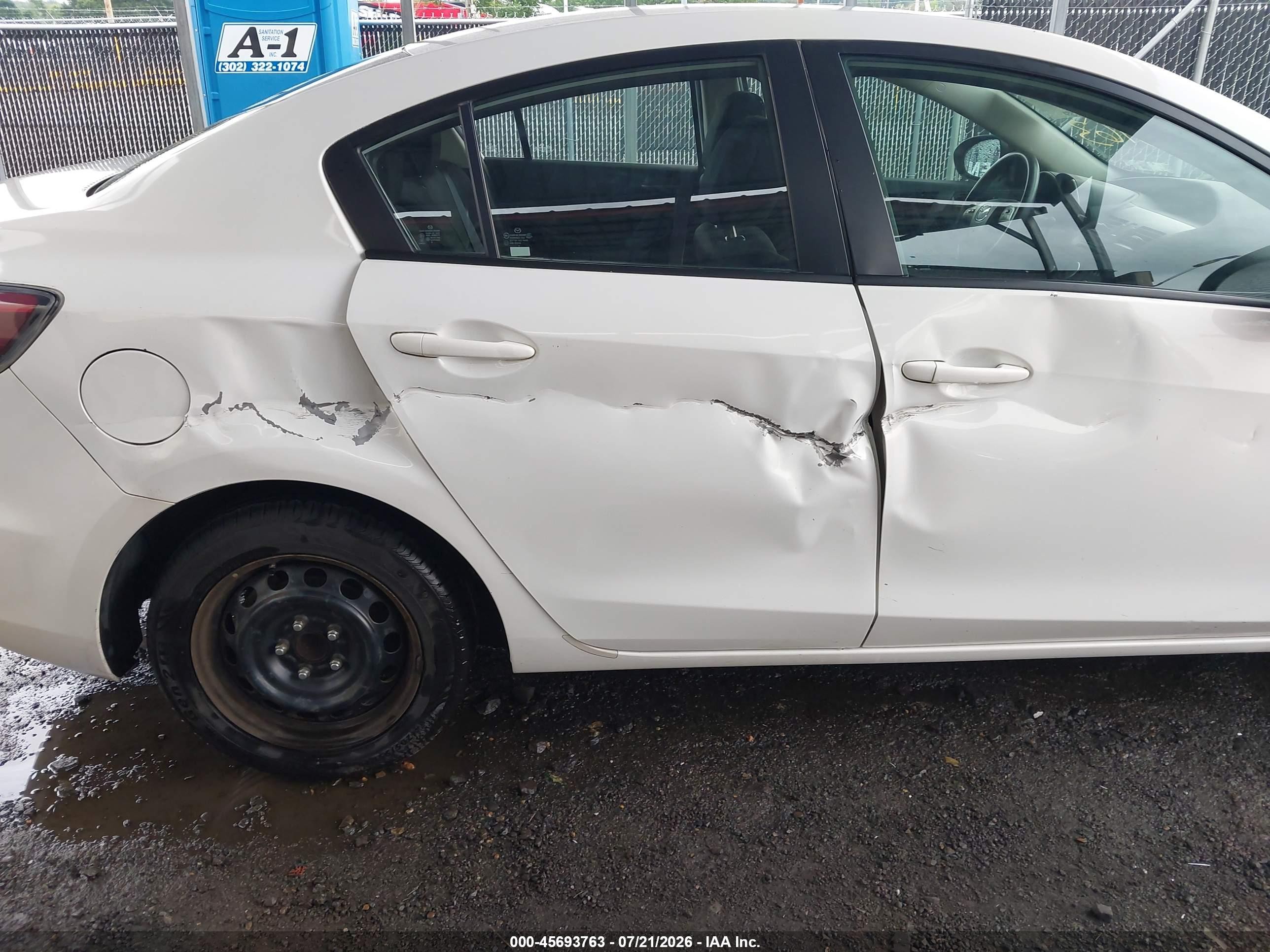 2013 Mazda Mazda3 I Sport White vin: JM1BL1UP5D1800614