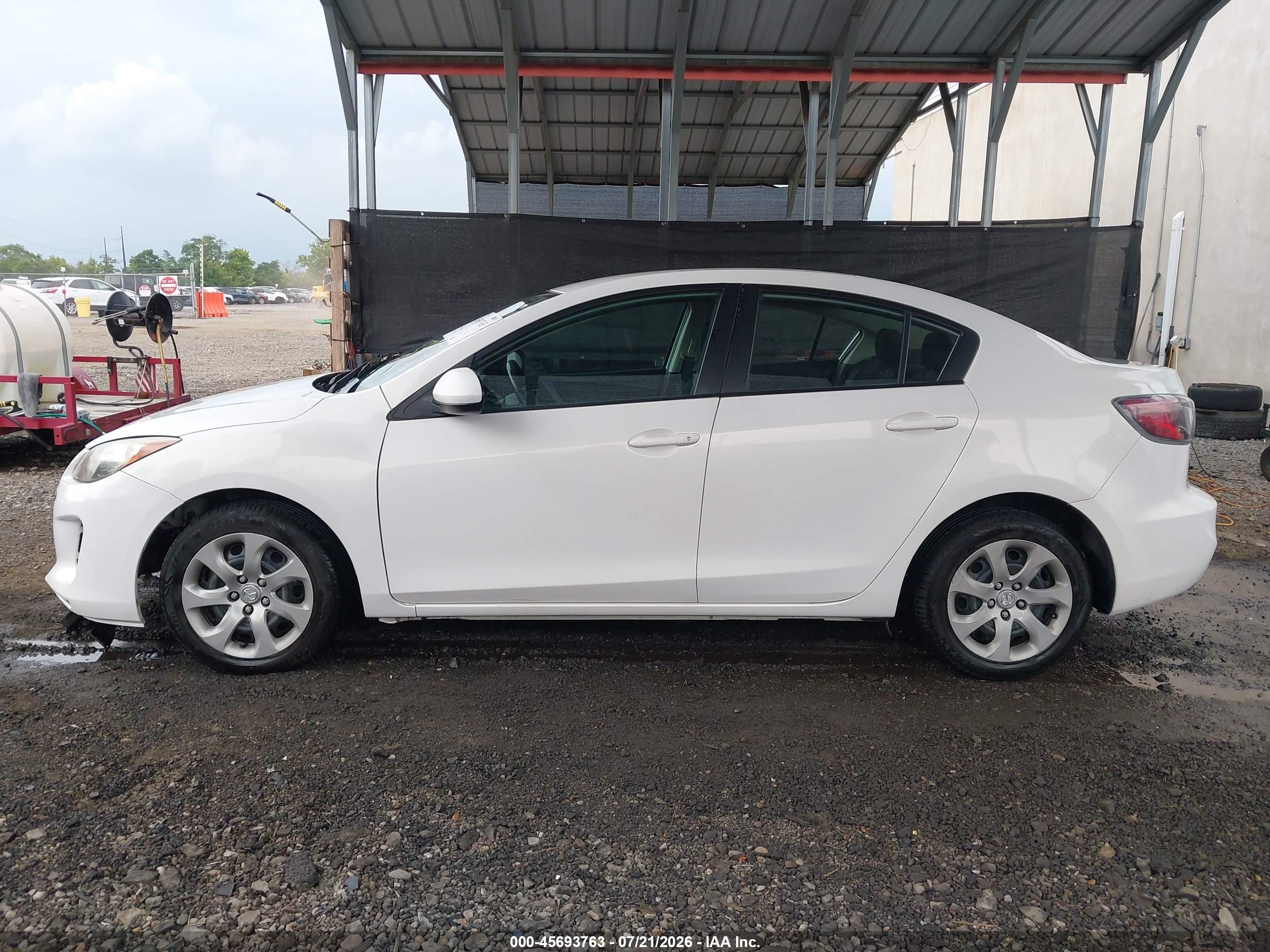 2013 Mazda Mazda3 I Sport White vin: JM1BL1UP5D1800614