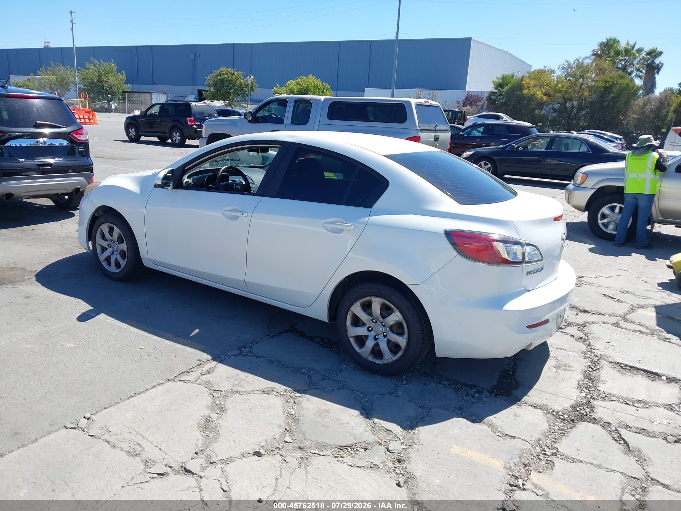 2013 Mazda Mazda3 I Sport White vin: JM1BL1UP6D1845738