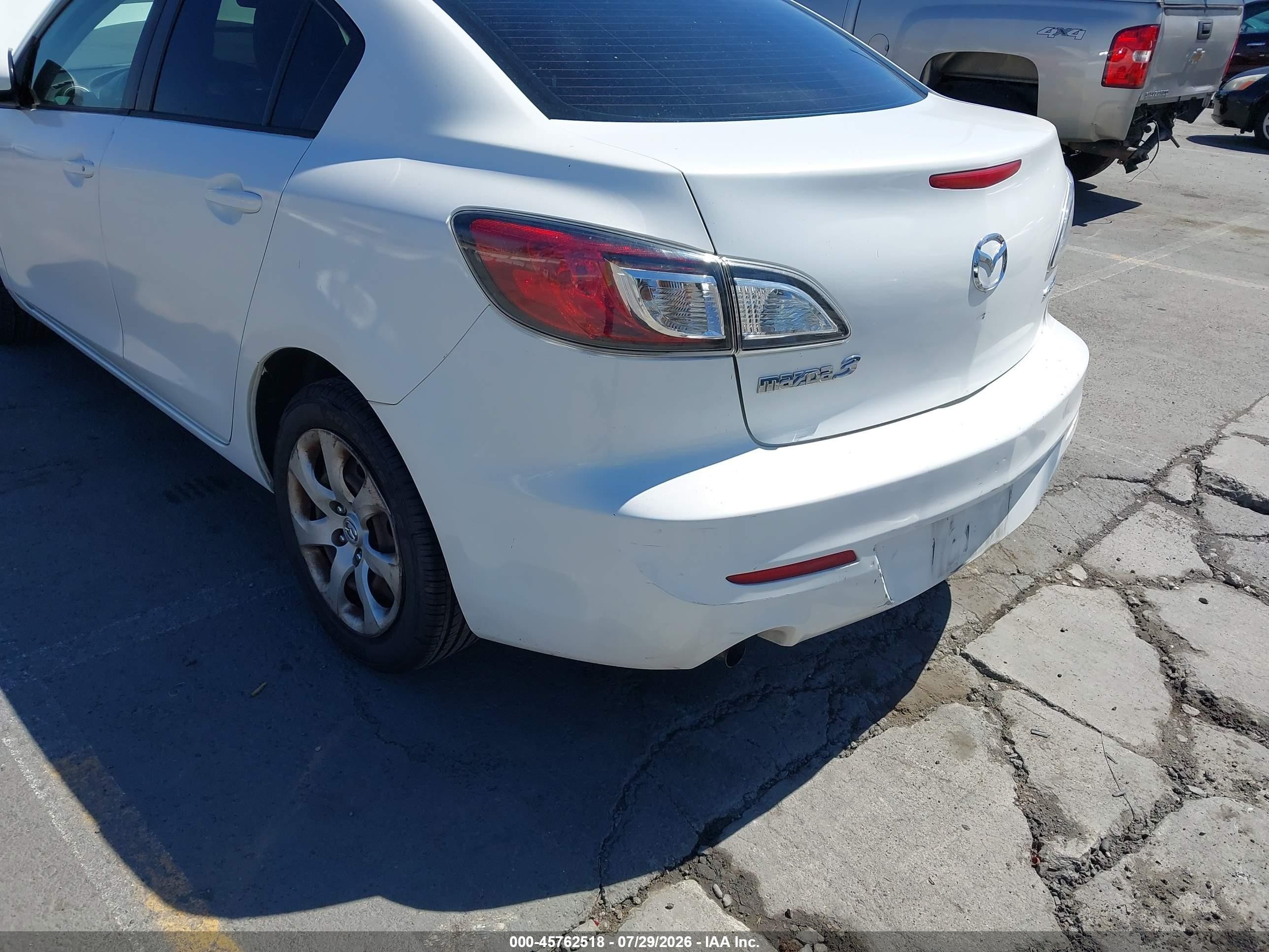 2013 Mazda Mazda3 I Sport White vin: JM1BL1UP6D1845738