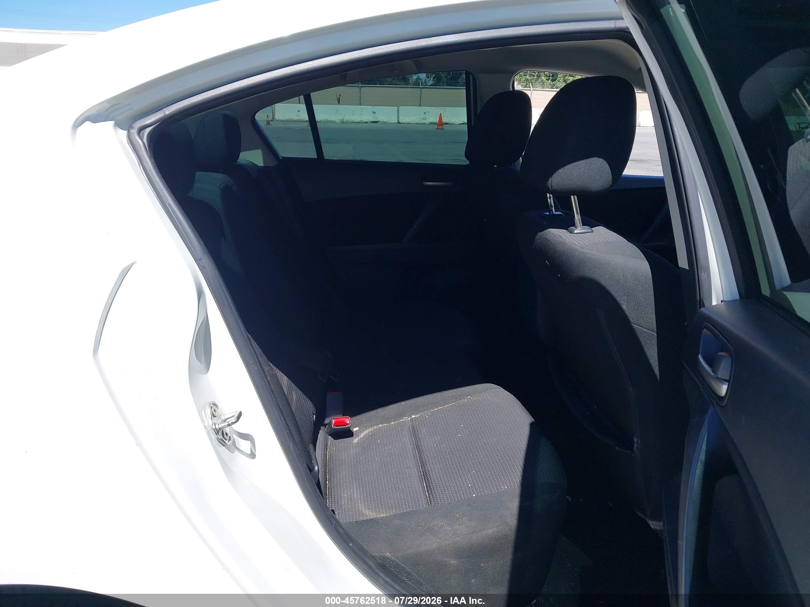 2013 Mazda Mazda3 I Sport White vin: JM1BL1UP6D1845738