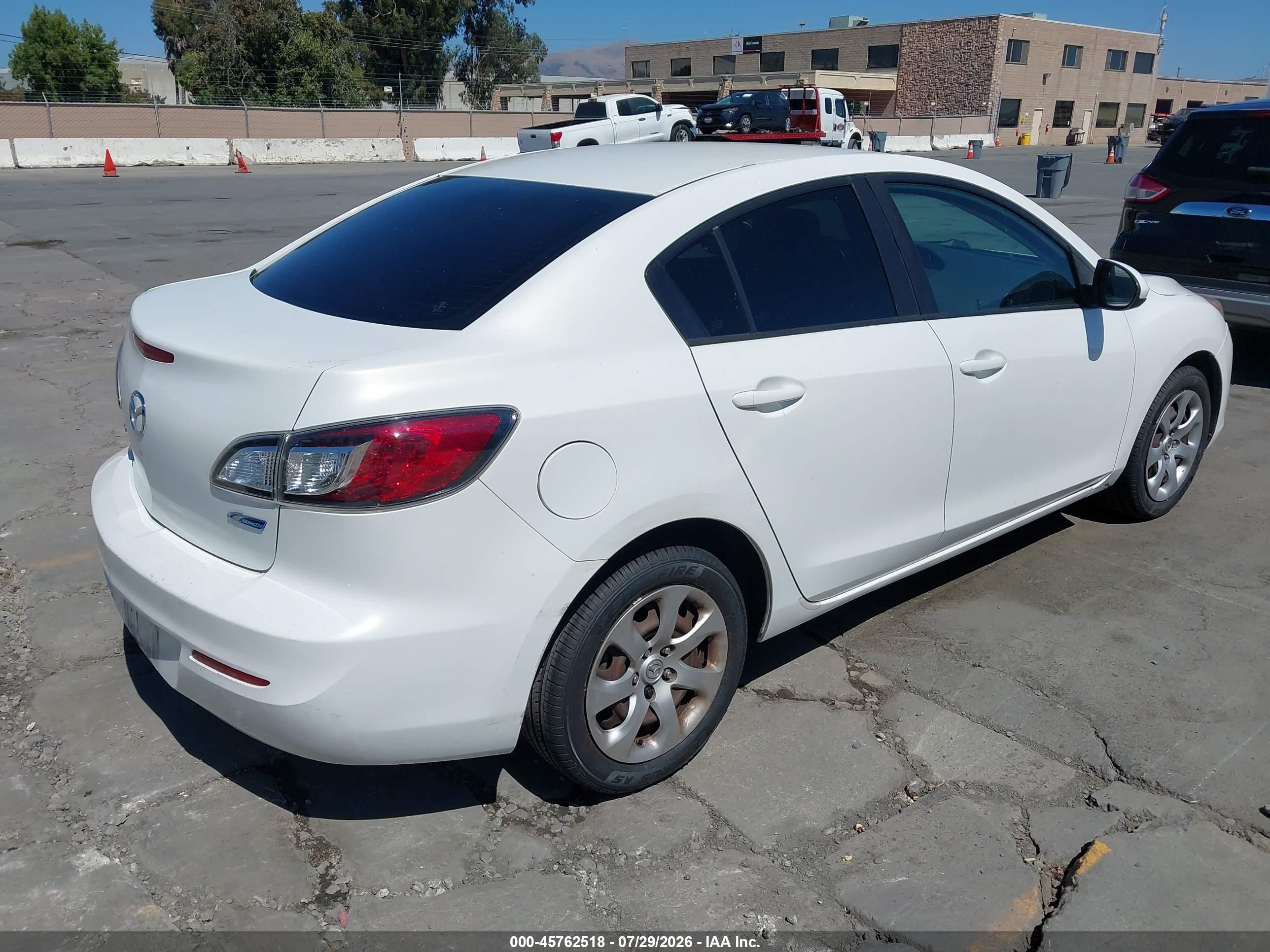 2013 Mazda Mazda3 I Sport White vin: JM1BL1UP6D1845738