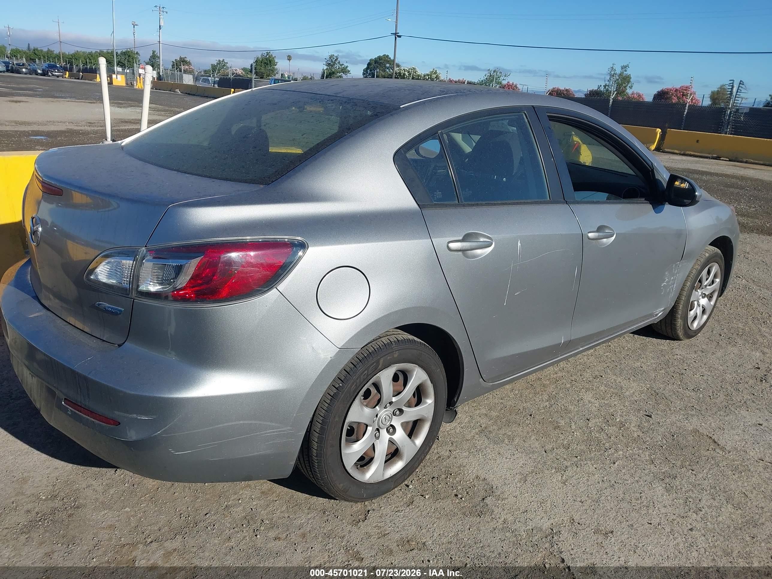 2013 Mazda Mazda3 I Sport Gray vin: JM1BL1UP7D1814868