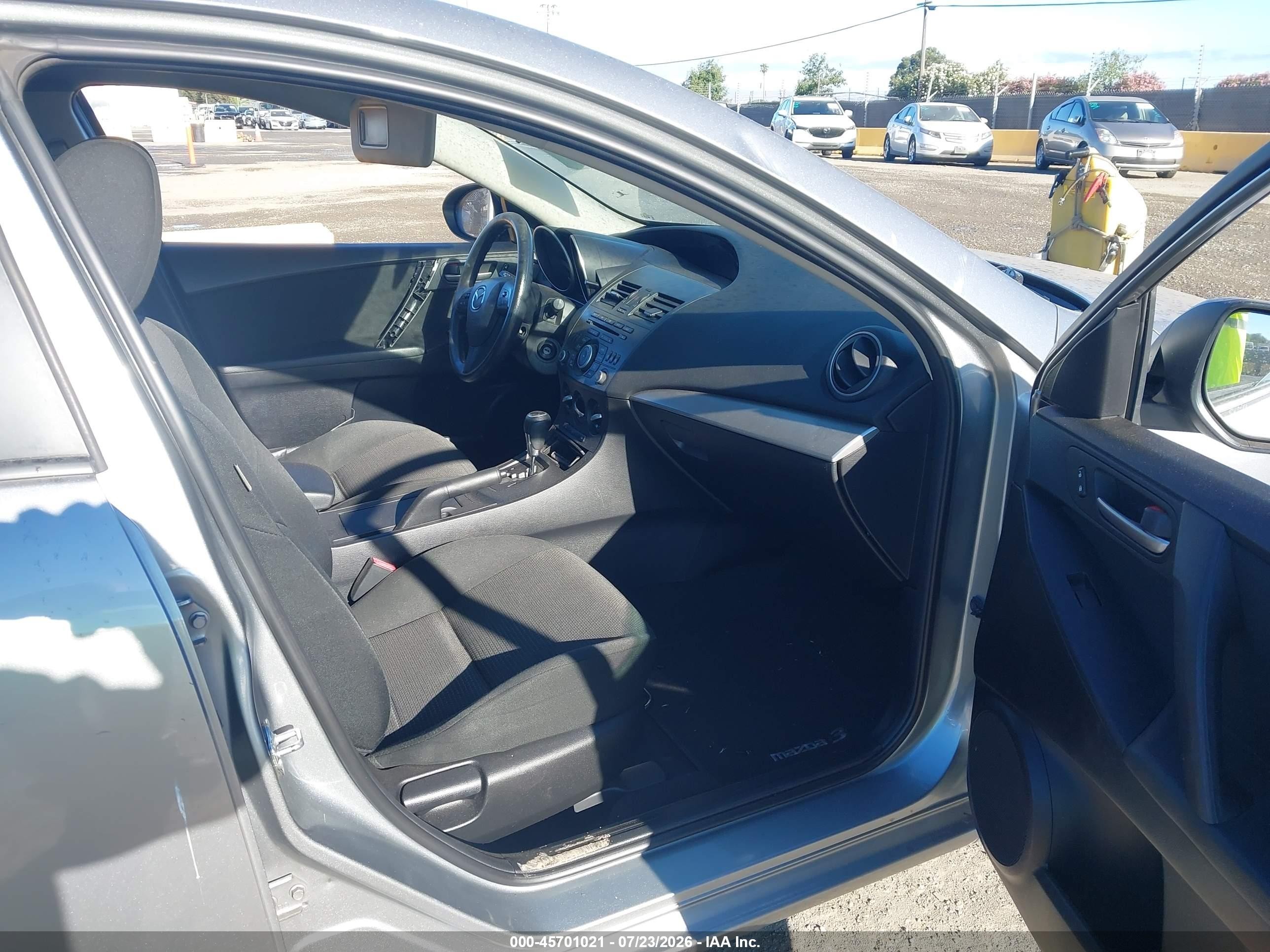 2013 Mazda Mazda3 I Sport Gray vin: JM1BL1UP7D1814868
