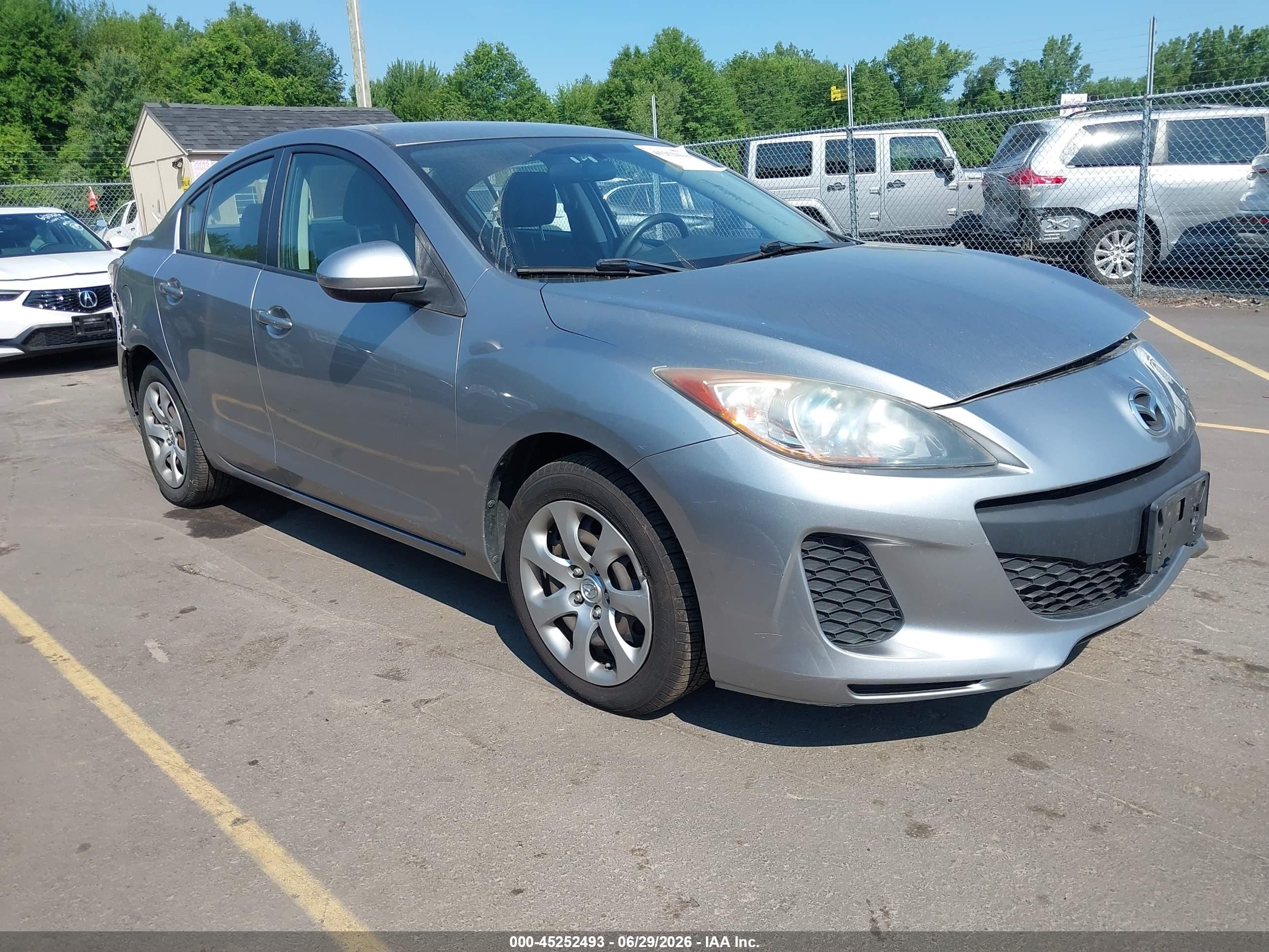 2013 Mazda Mazda3 I Sport Silver vin: JM1BL1UP7D1851936