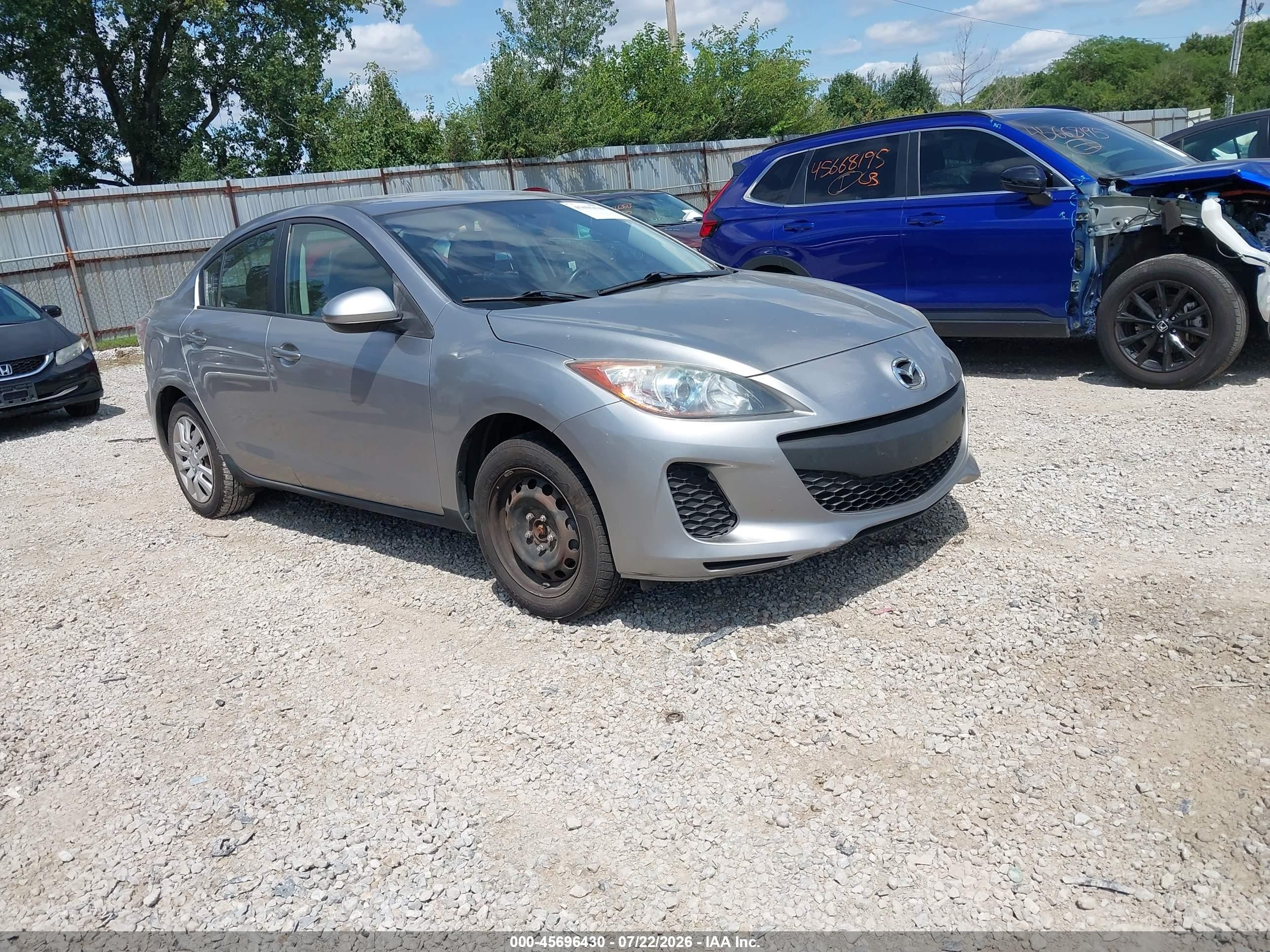 2013 Mazda Mazda3 I Sport Silver vin: JM1BL1UP8D1769004
