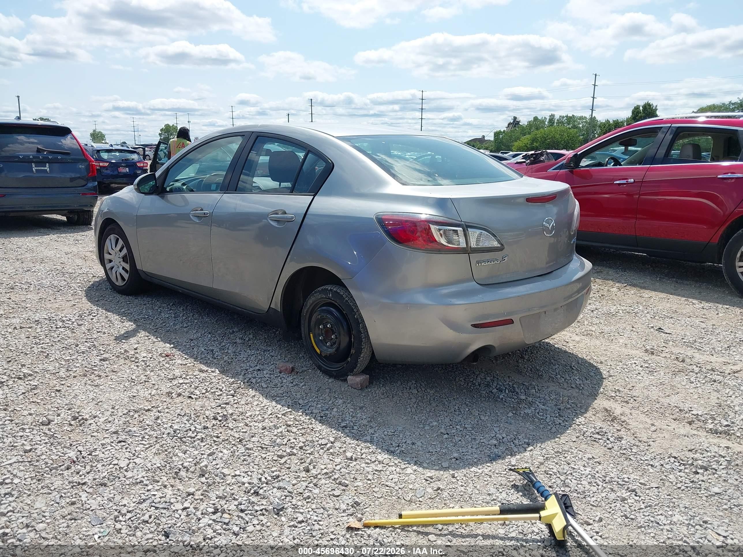 2013 Mazda Mazda3 I Sport Серебряный vin: JM1BL1UP8D1769004