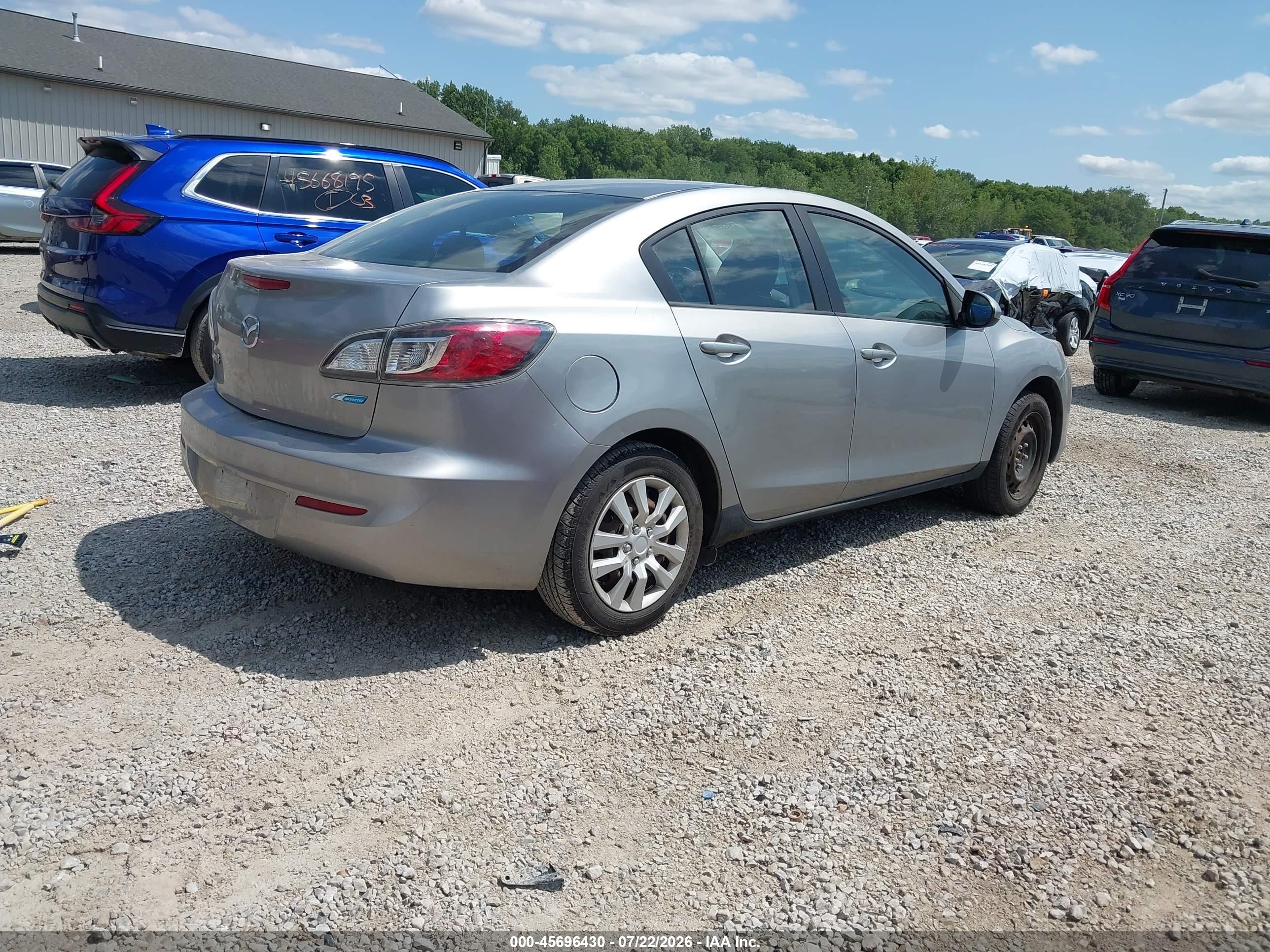 2013 Mazda Mazda3 I Sport Серебряный vin: JM1BL1UP8D1769004