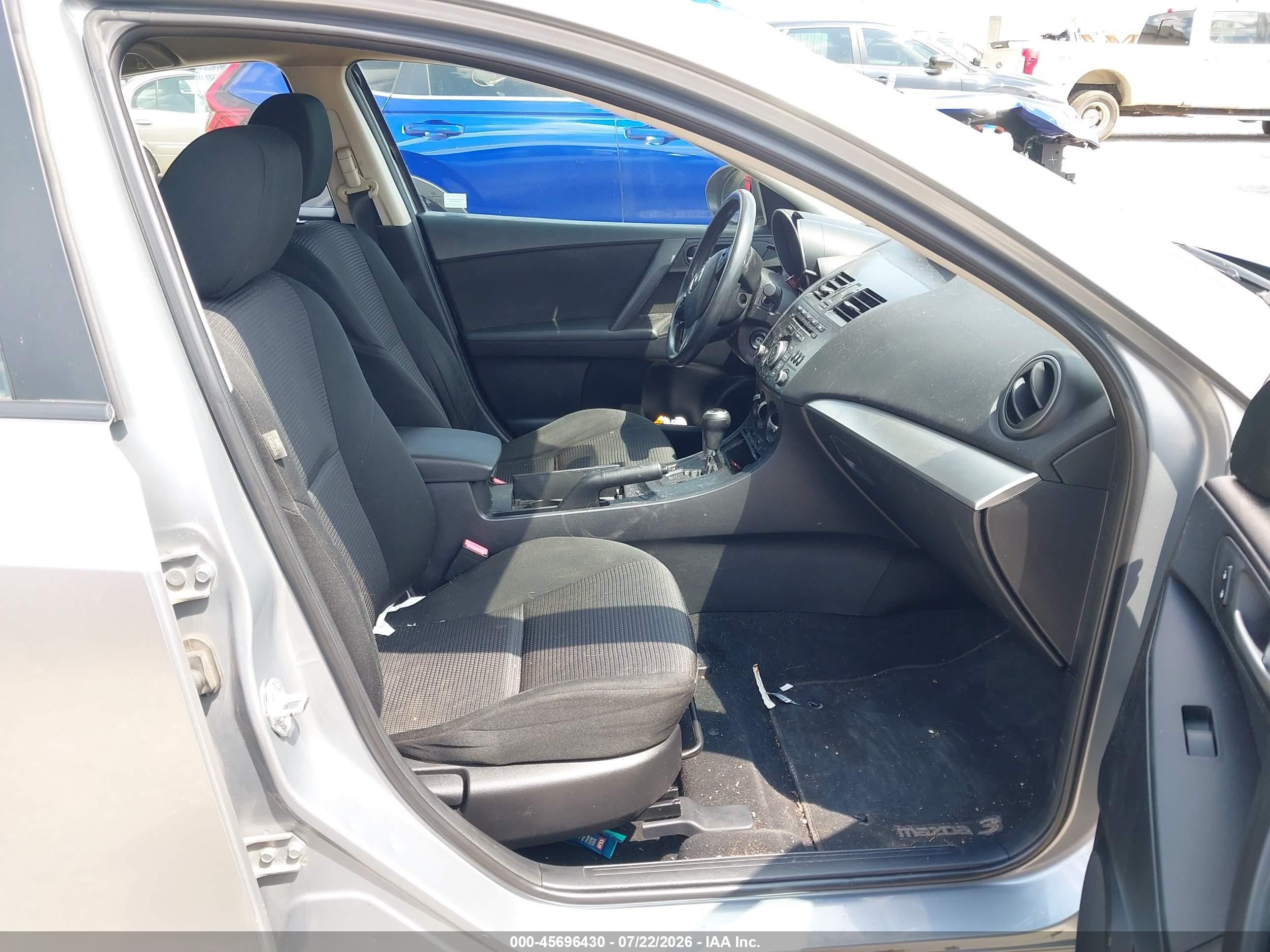 2013 Mazda Mazda3 I Sport Серебряный vin: JM1BL1UP8D1769004