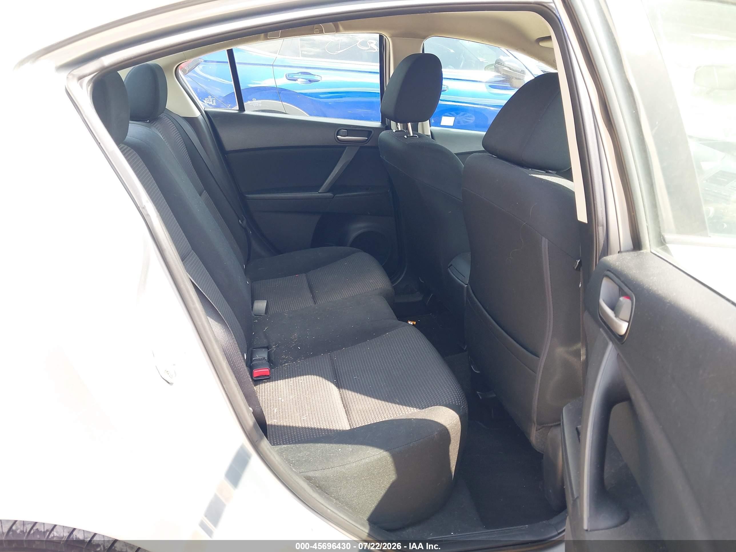 2013 Mazda Mazda3 I Sport Серебряный vin: JM1BL1UP8D1769004