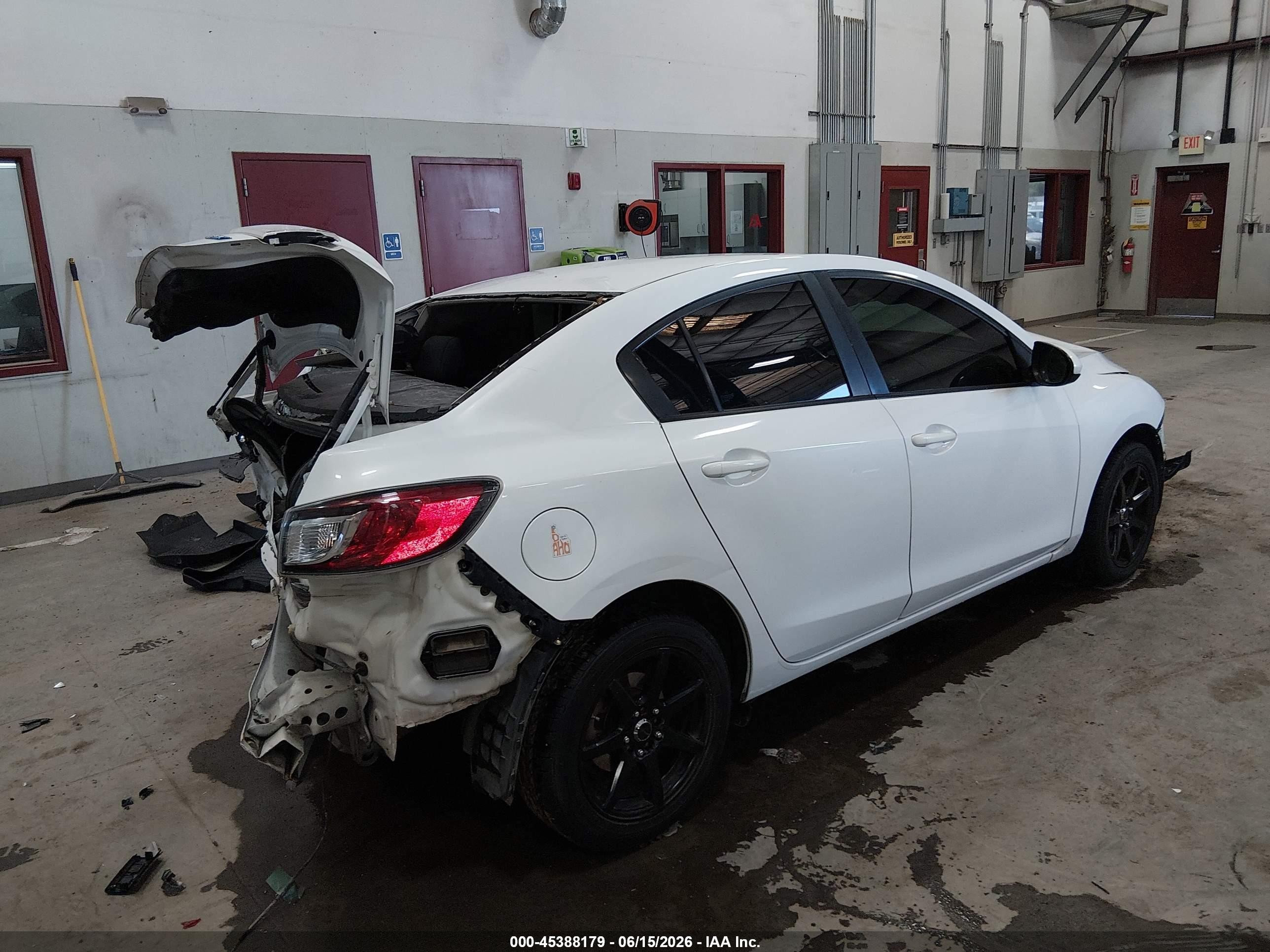 2013 Mazda Mazda3 I Sport White vin: JM1BL1UP8D1845935