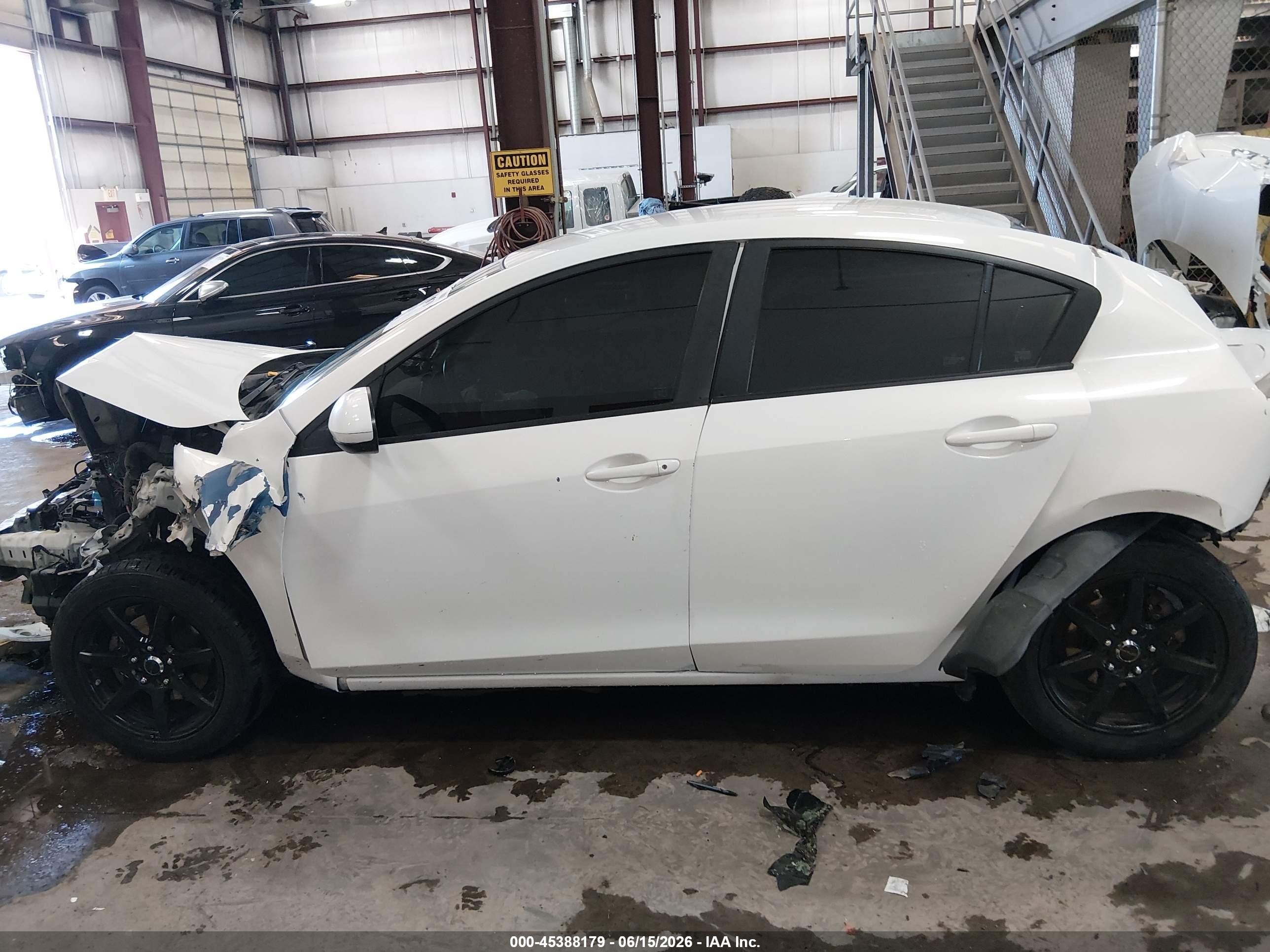 2013 Mazda Mazda3 I Sport White vin: JM1BL1UP8D1845935