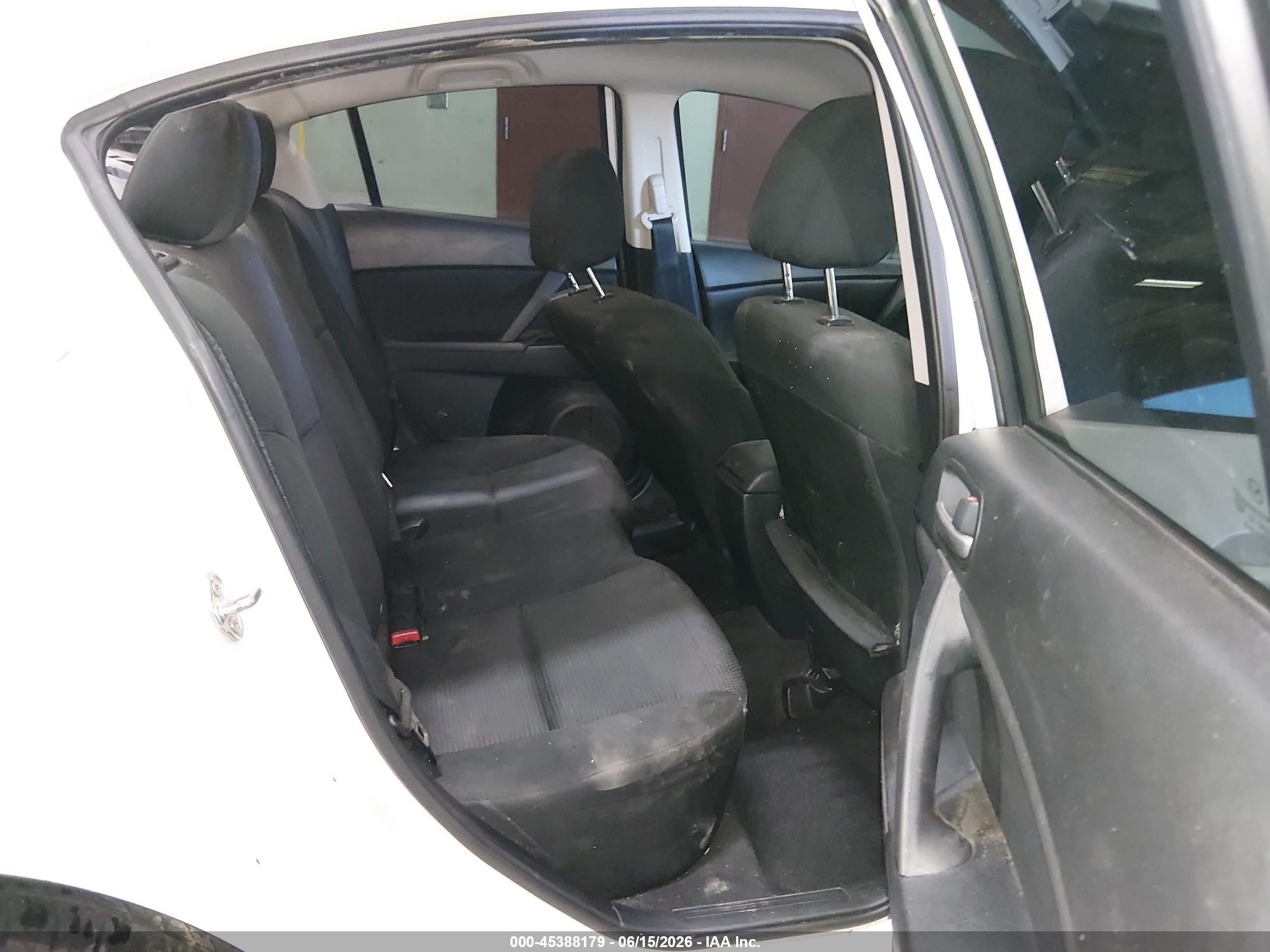2013 Mazda Mazda3 I Sport White vin: JM1BL1UP8D1845935