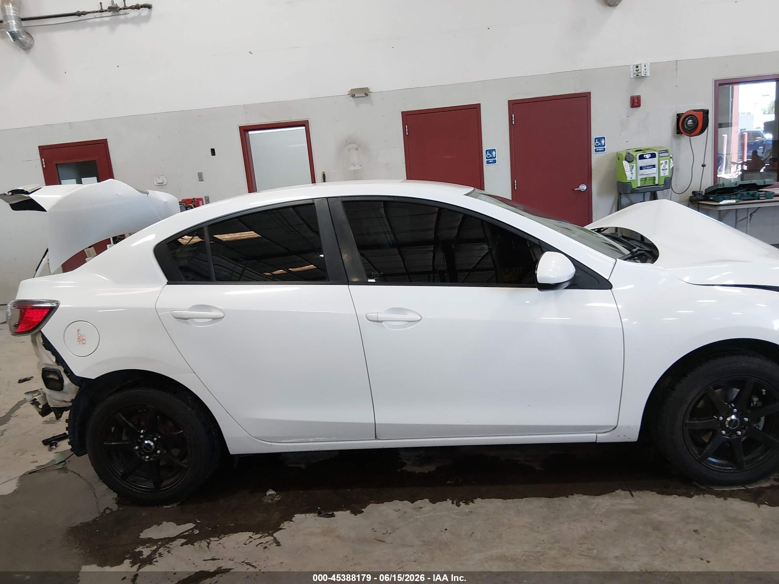 2013 Mazda Mazda3 I Sport White vin: JM1BL1UP8D1845935