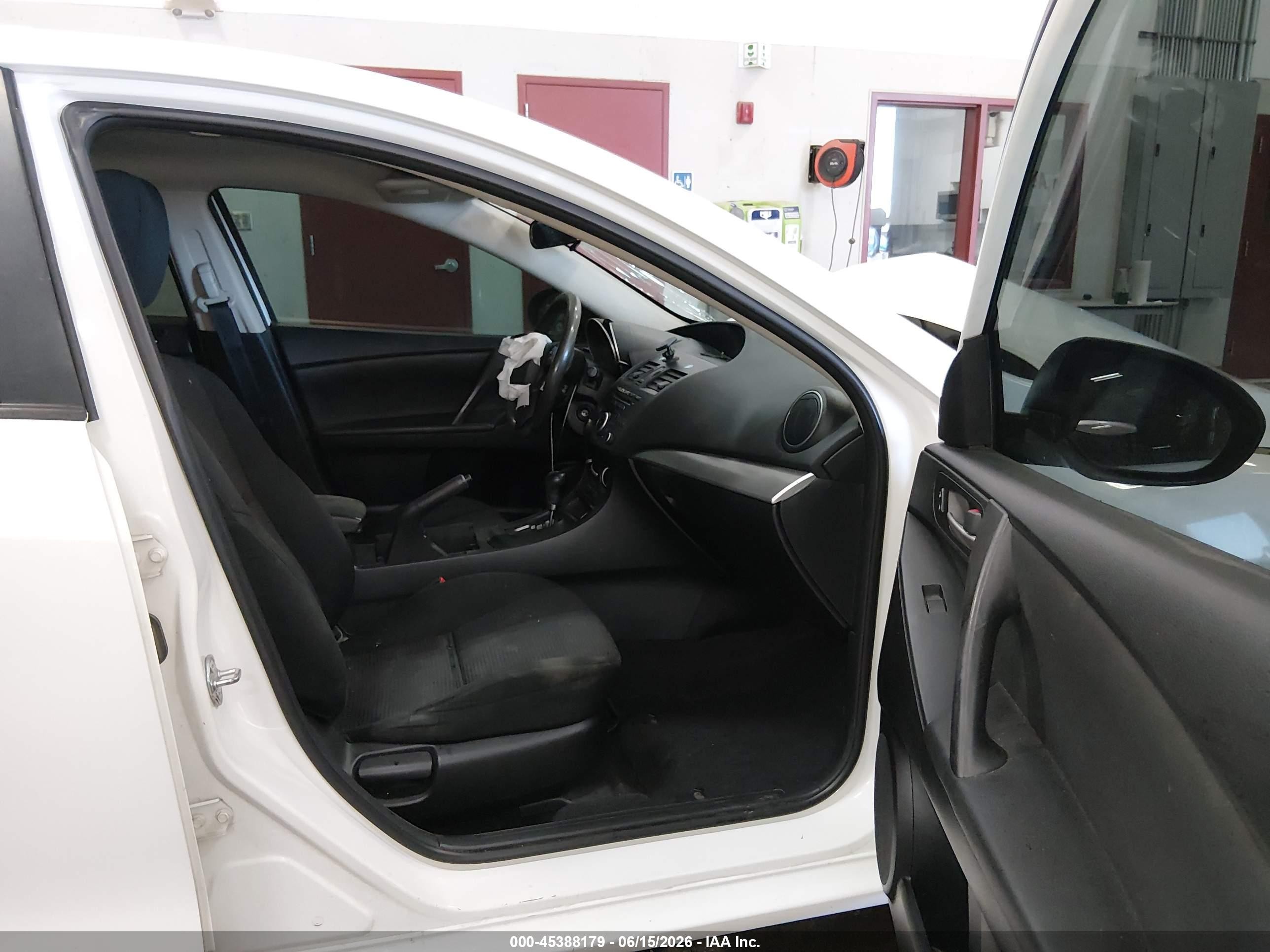 2013 Mazda Mazda3 I Sport White vin: JM1BL1UP8D1845935