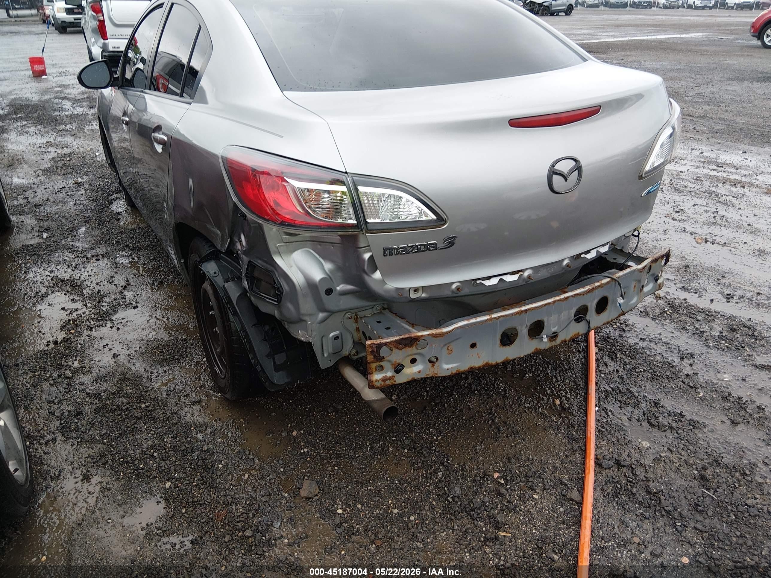2013 Mazda Mazda3 I Sport Silver vin: JM1BL1UPXD1772535