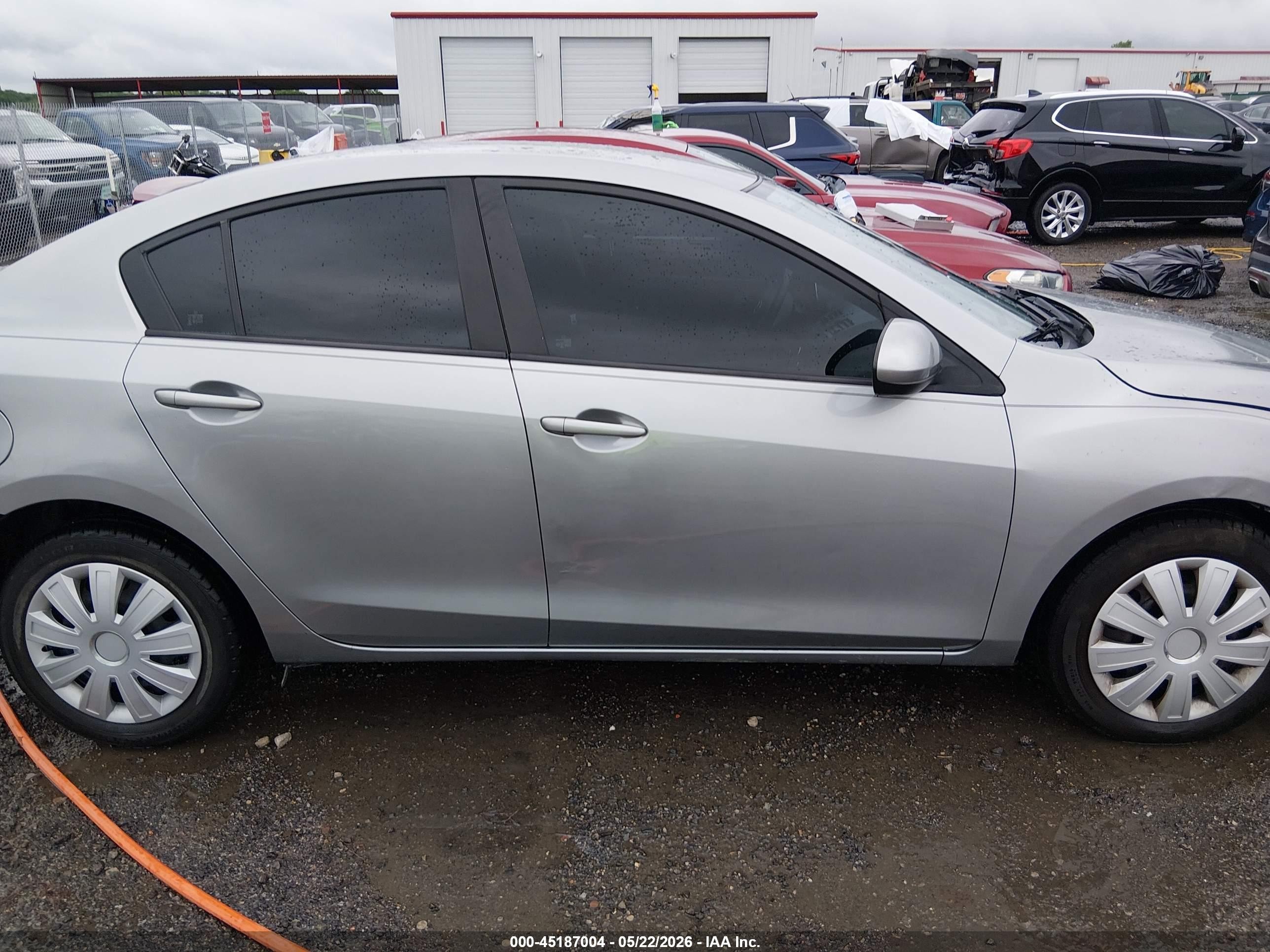 2013 Mazda Mazda3 I Sport Silver vin: JM1BL1UPXD1772535