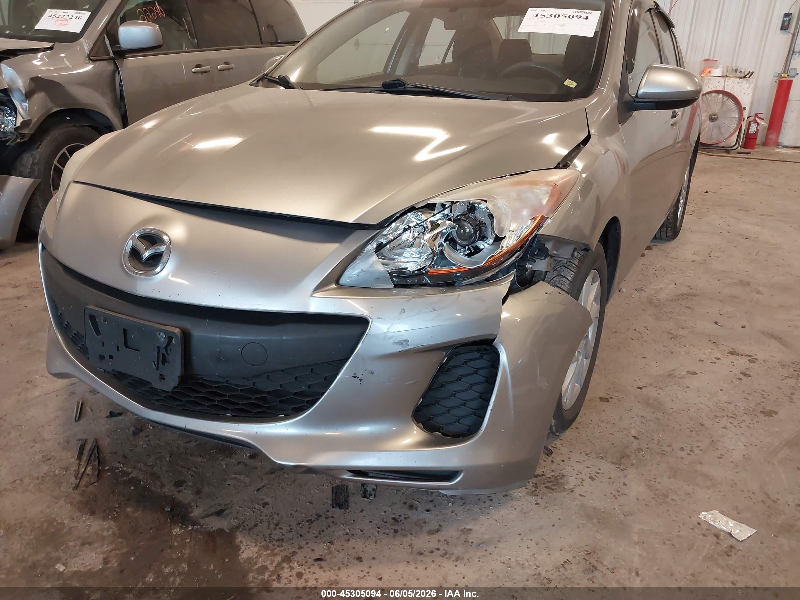 2013 Mazda Mazda3 I Sport Silver vin: JM1BL1UPXD1807400