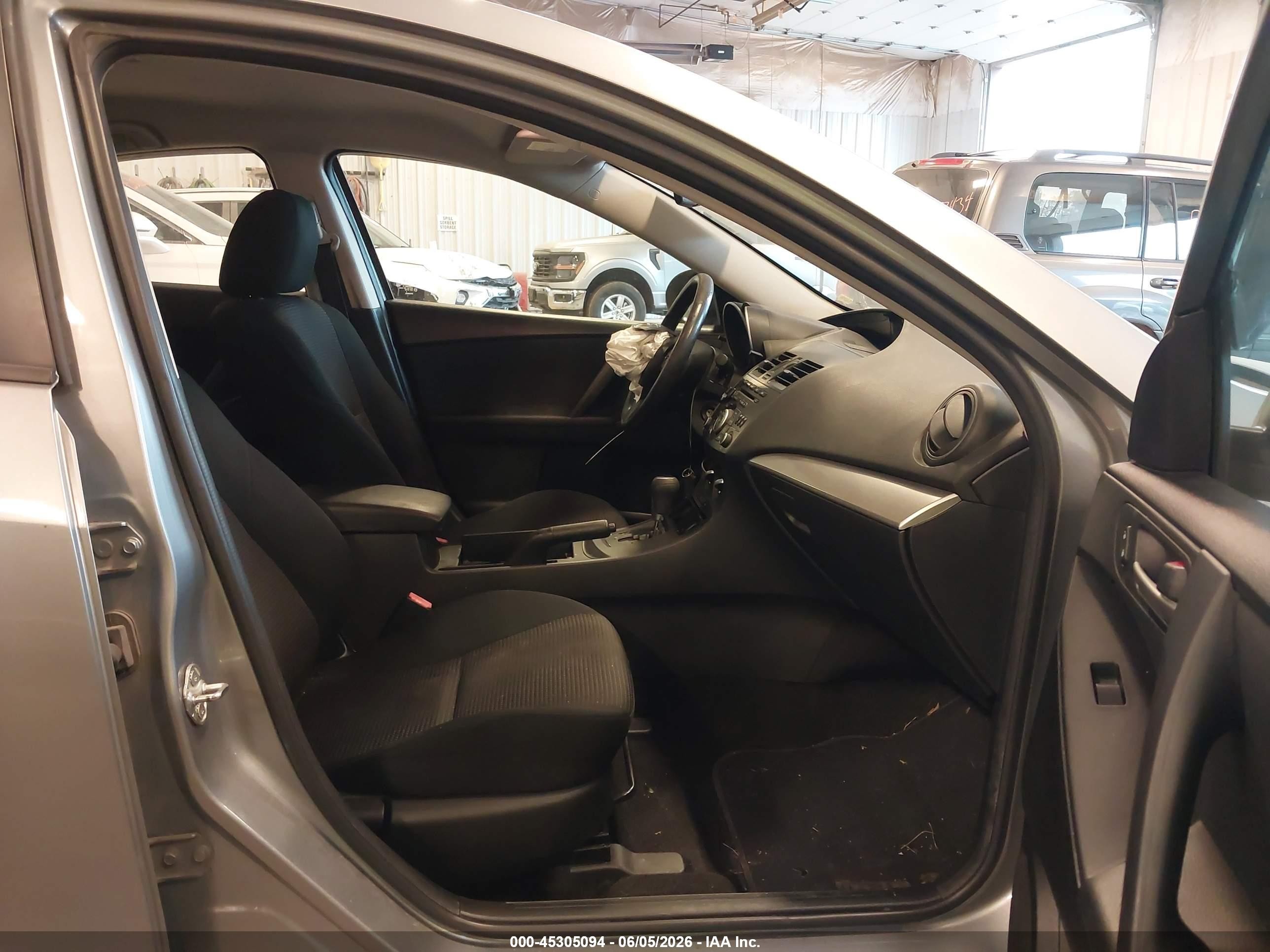 2013 Mazda Mazda3 I Sport Silver vin: JM1BL1UPXD1807400