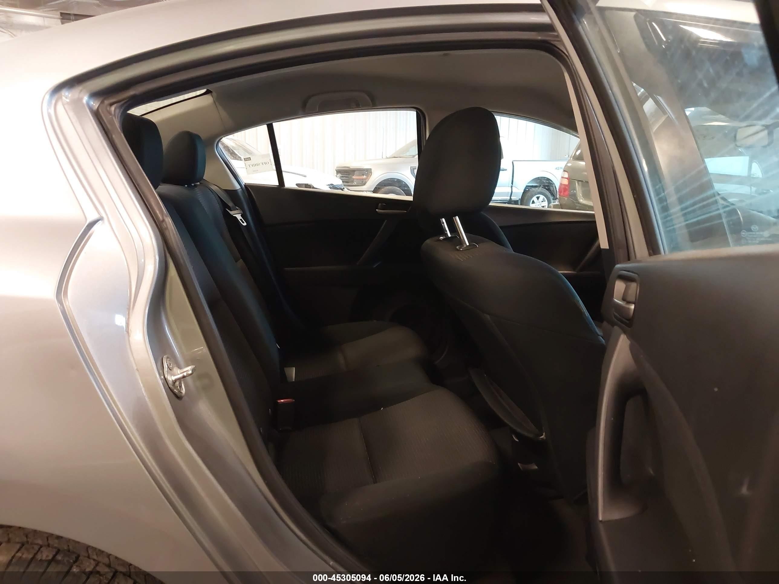 2013 Mazda Mazda3 I Sport Silver vin: JM1BL1UPXD1807400