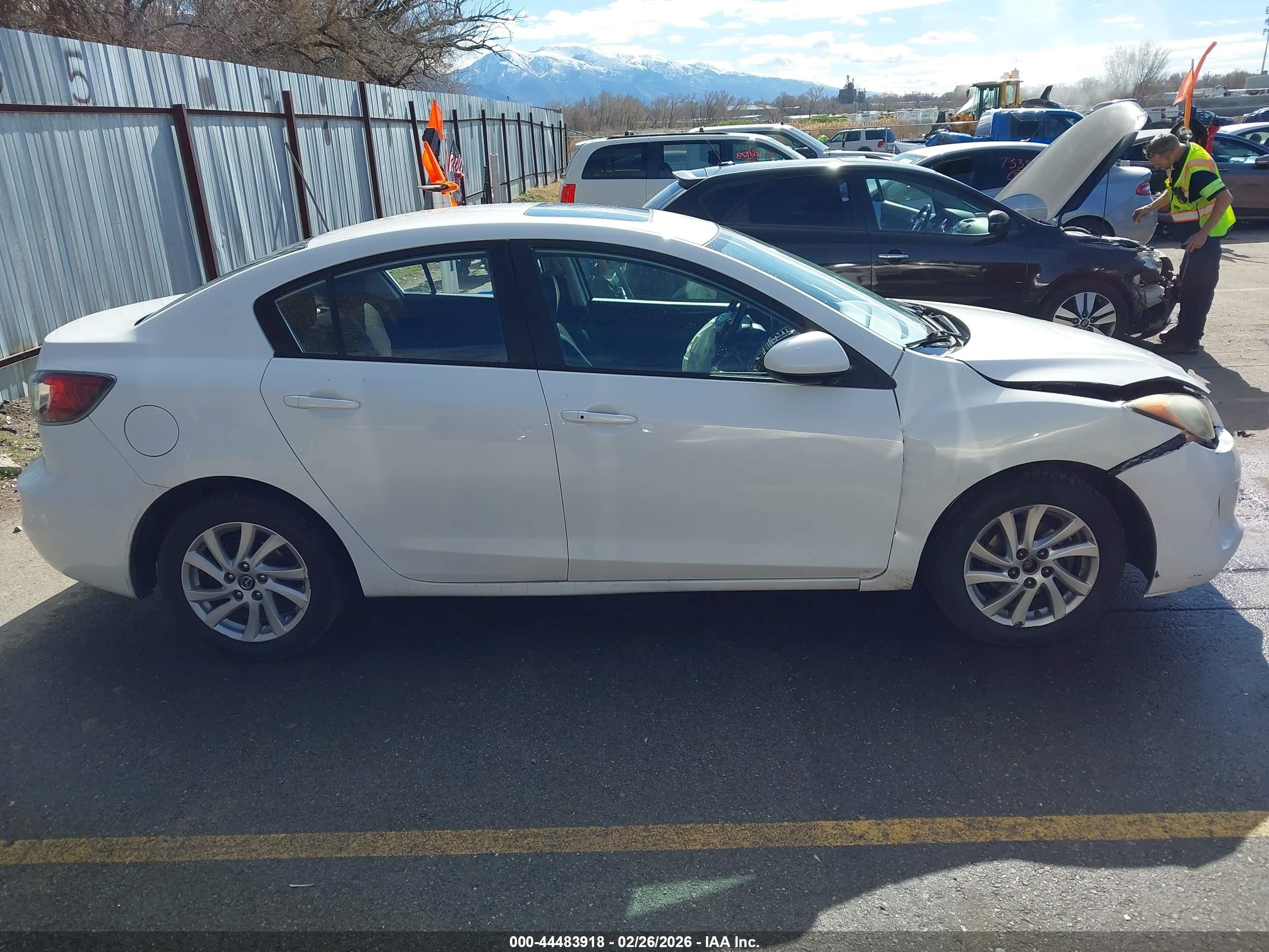 2013 Mazda Mazda3 I Touring Белый vin: JM1BL1V83D1713527